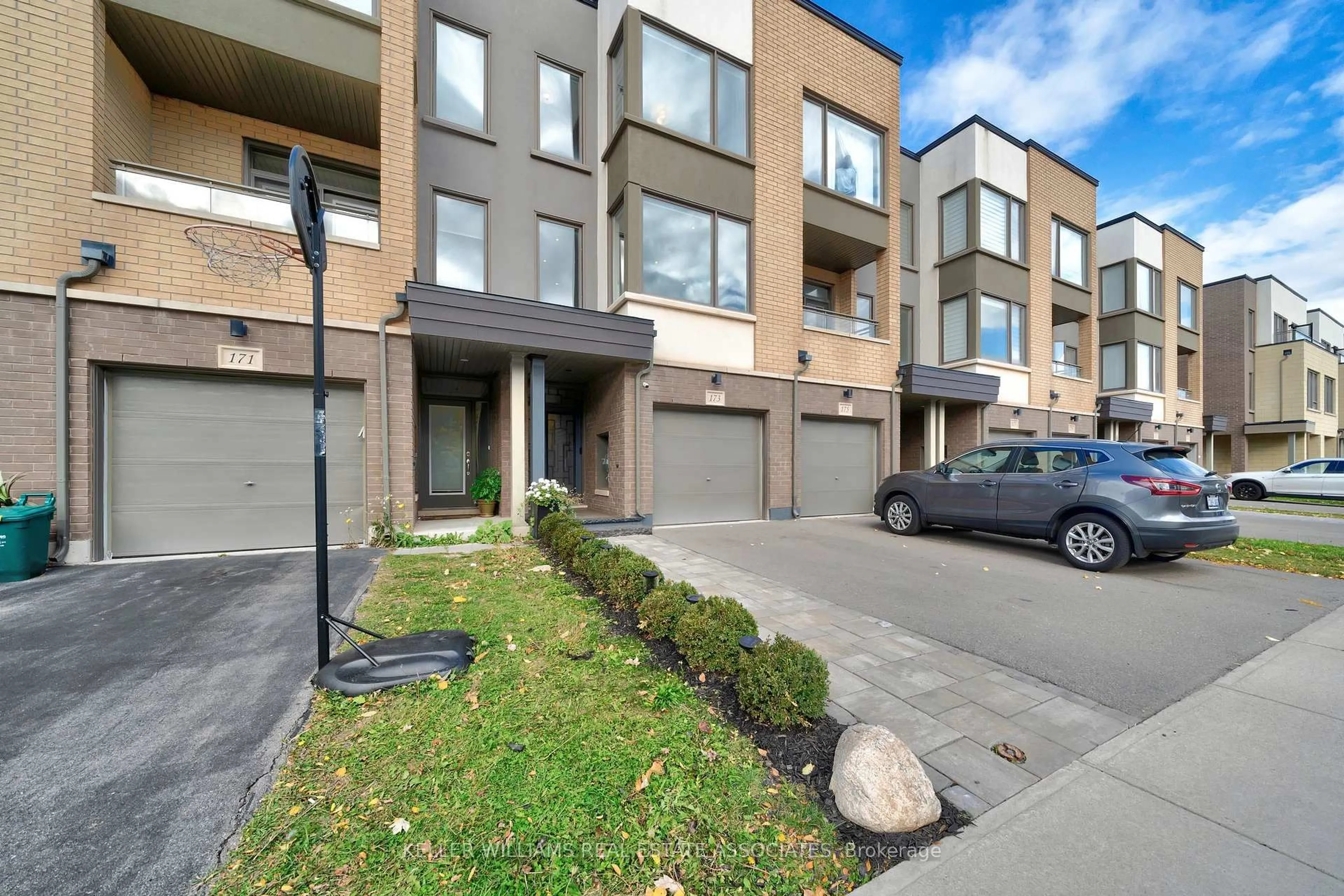 Unknown for 173 Sabina Dr, Oakville Ontario L6H 0L4