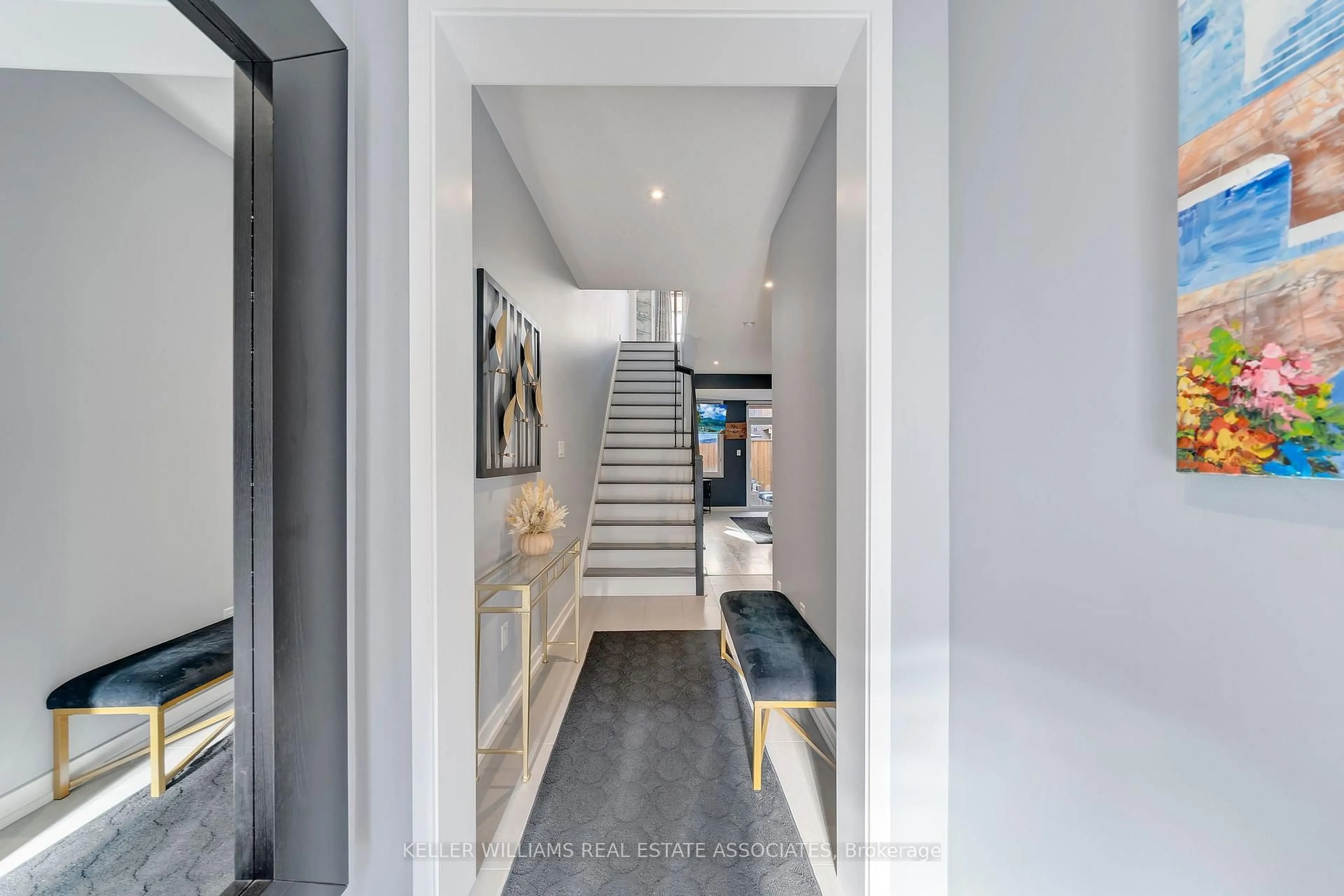 Indoor entryway for 173 Sabina Dr, Oakville Ontario L6H 0L4