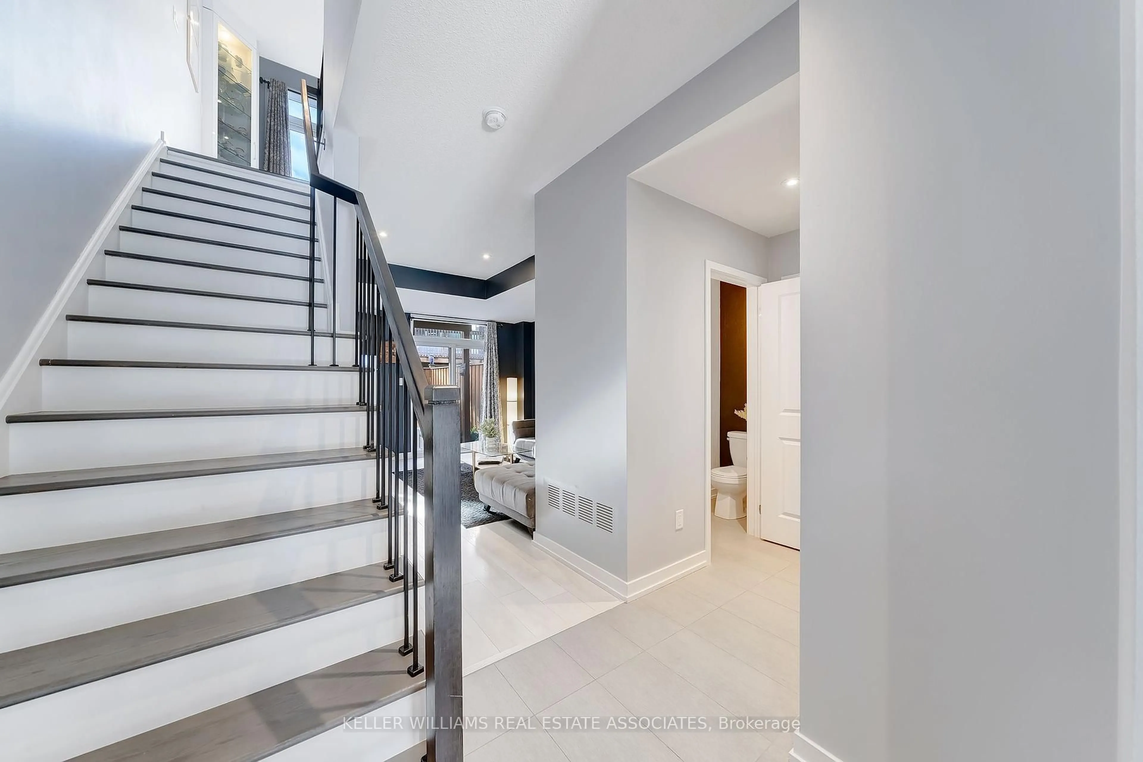 Unknown for 173 Sabina Dr, Oakville Ontario L6H 0L4
