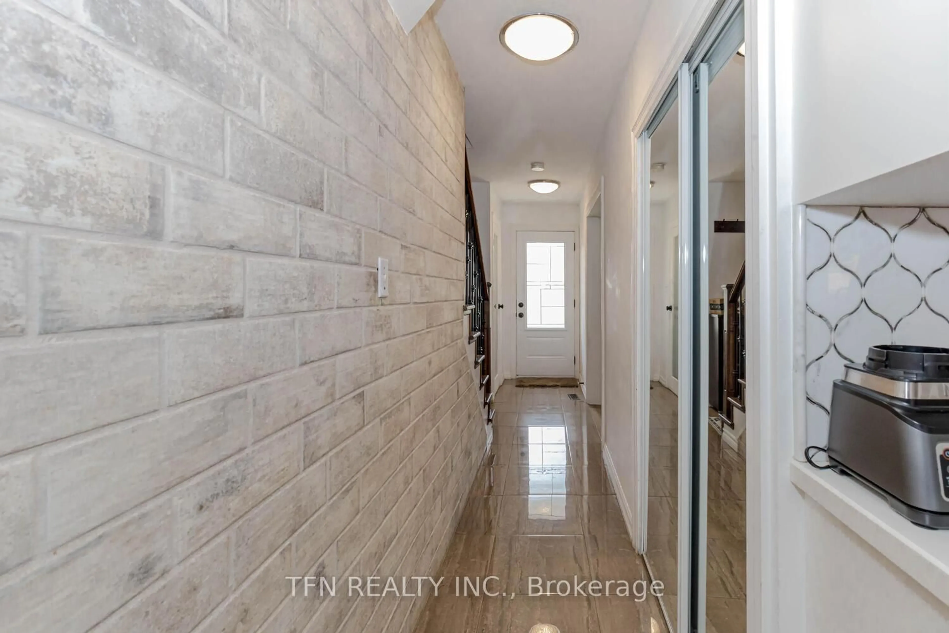 Indoor entryway for 11 Glenmore Cres, Brampton Ontario L6S 1H9