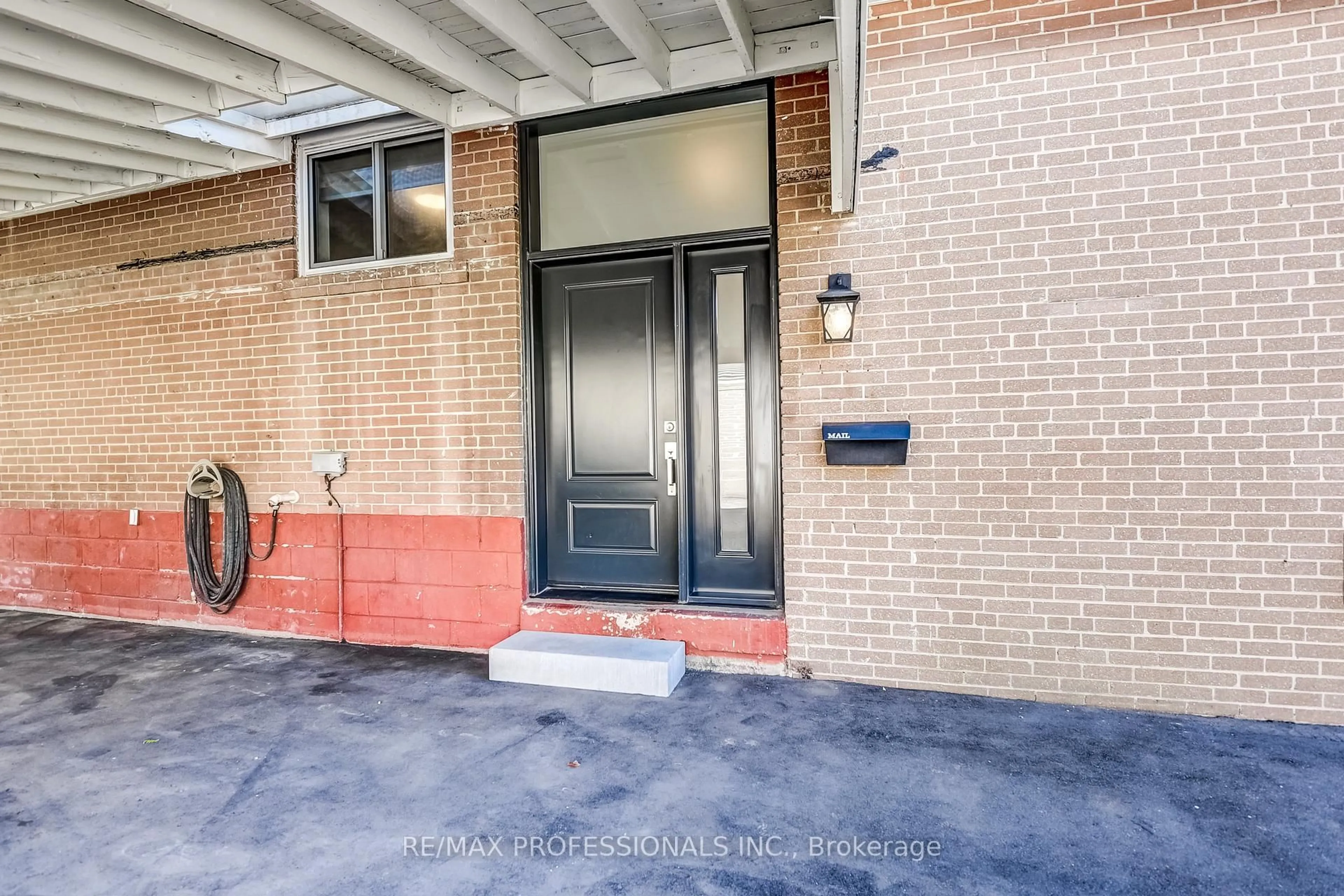 Indoor entryway for 19 Wellesworth Dr, Toronto Ontario M9C 4P5