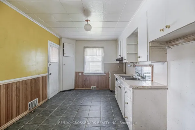 Additional property image - 216 Livingstone Ave