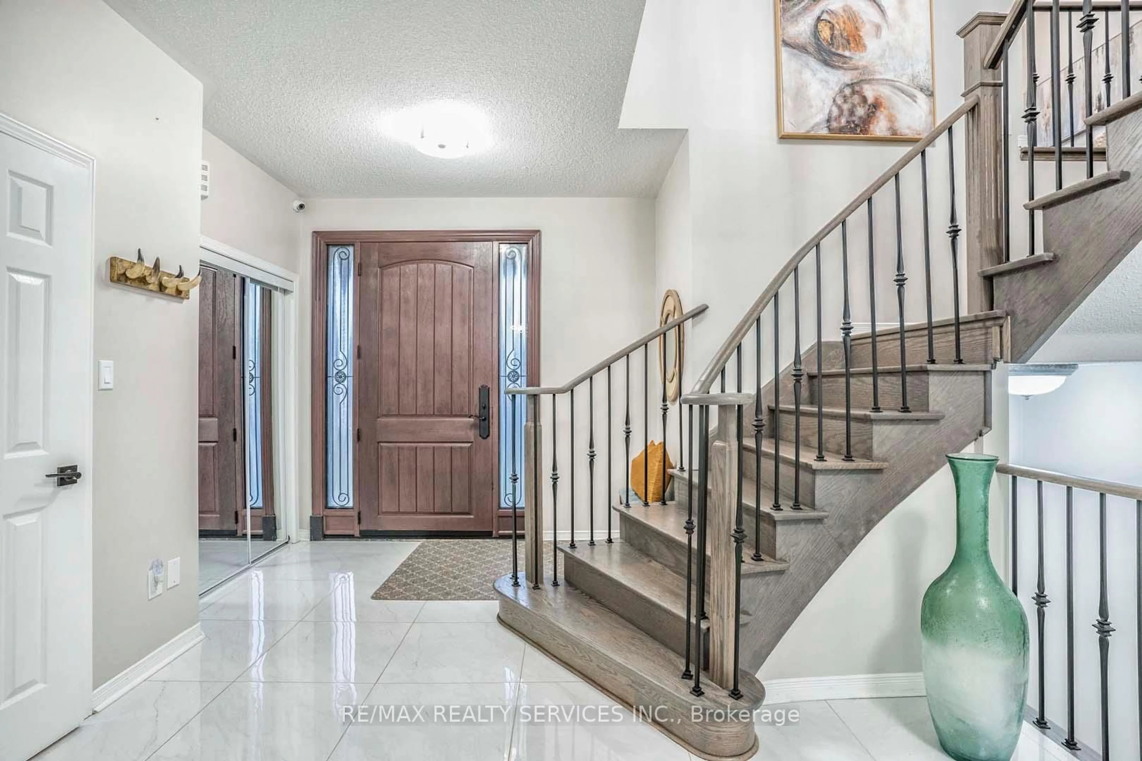 Indoor entryway for 3 Sailwind Rd, Brampton Ontario L6R 2G3