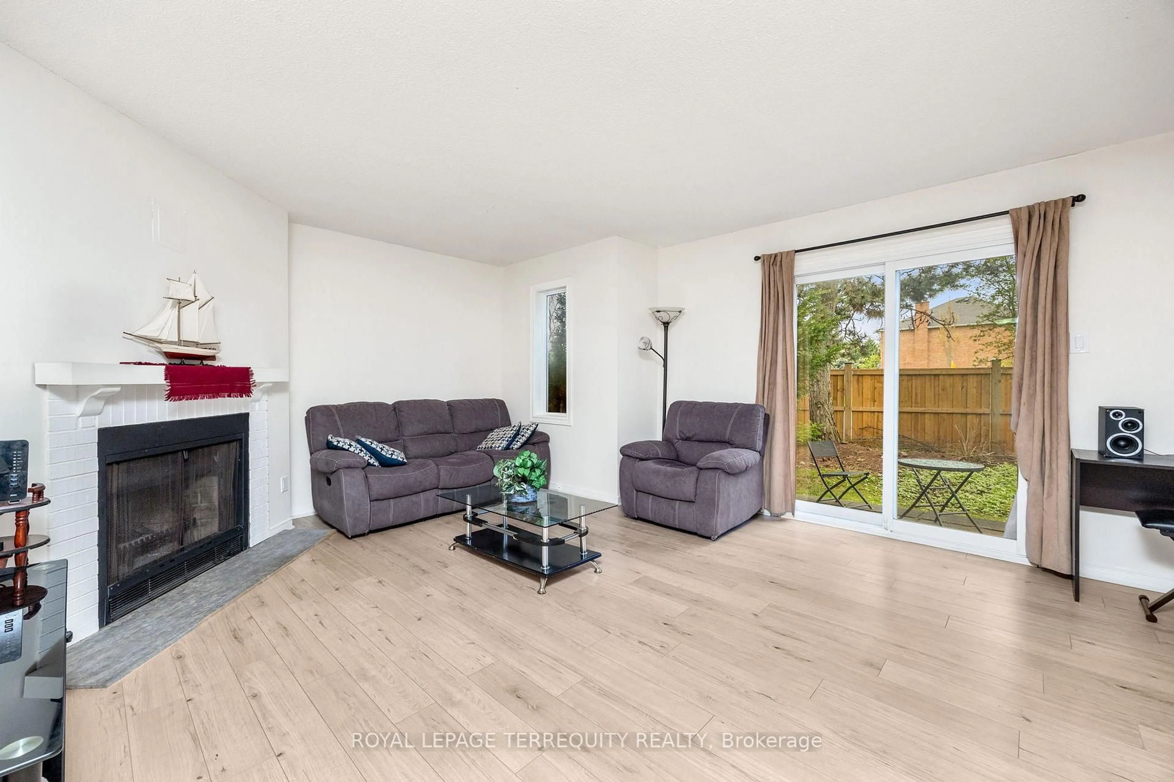Living room with furniture, wood/laminate floor for 2021 Sixth Line #3, Oakville Ontario L6H 4S2