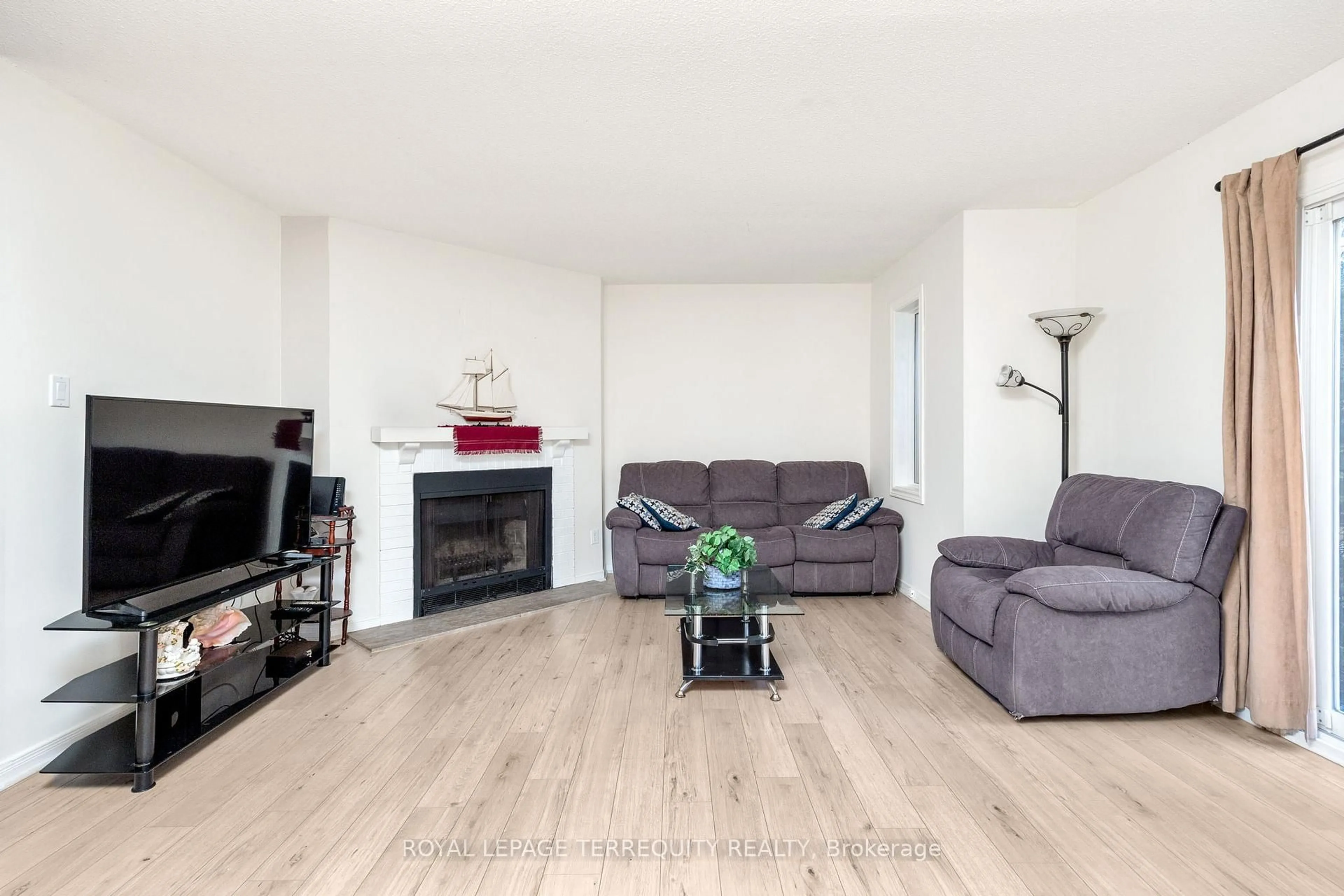 Living room with furniture, wood/laminate floor for 2021 Sixth Line #3, Oakville Ontario L6H 4S2