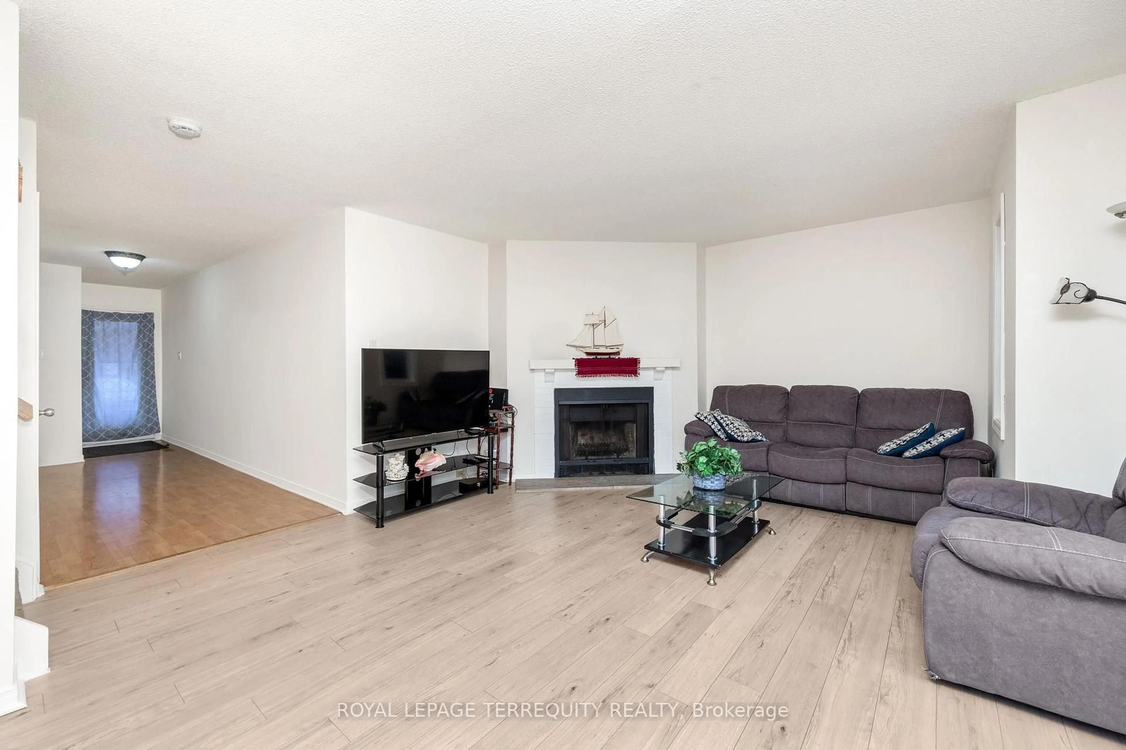 Living room with furniture, wood/laminate floor for 2021 Sixth Line #3, Oakville Ontario L6H 4S2