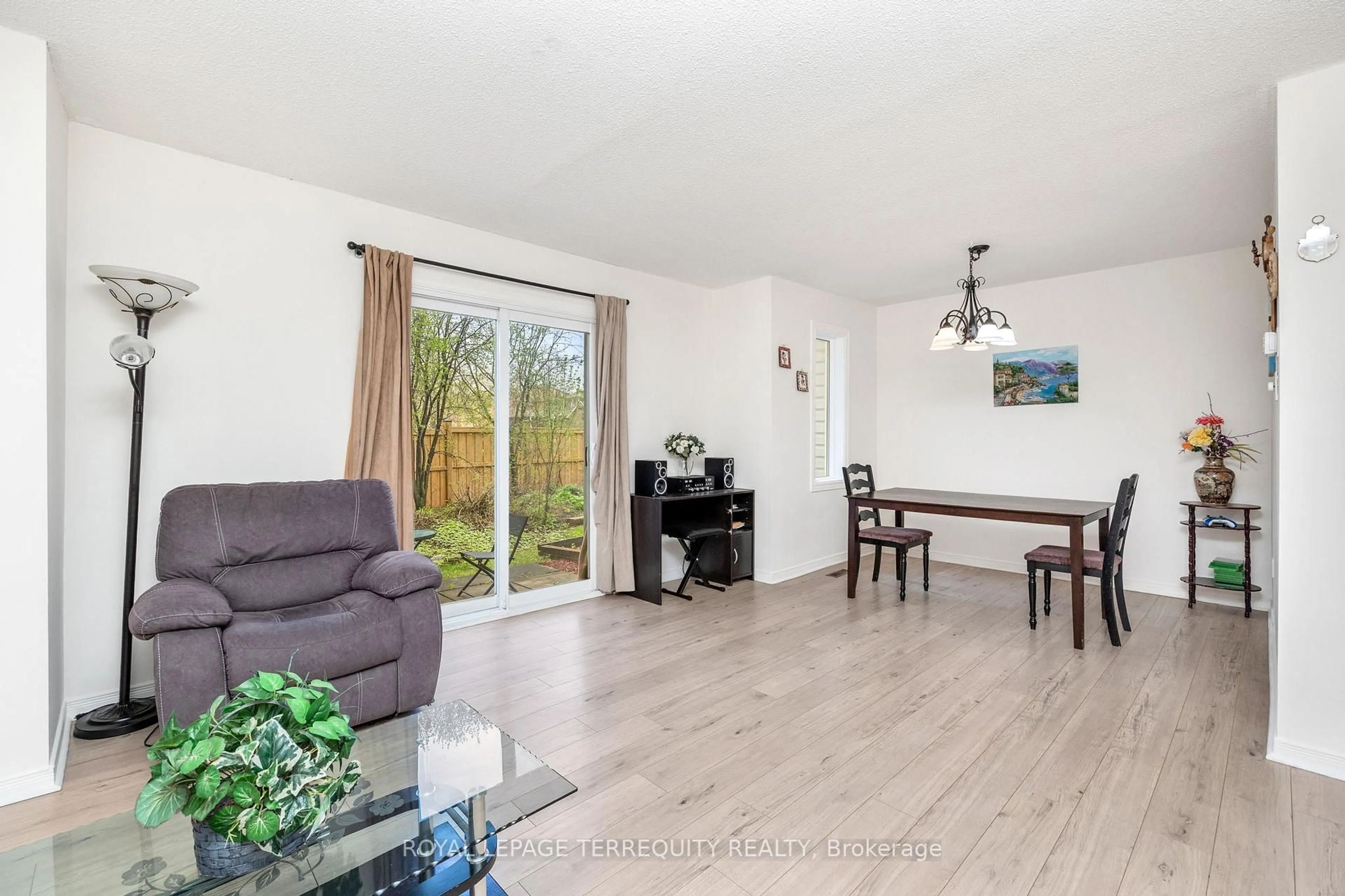 Living room with furniture, wood/laminate floor for 2021 Sixth Line #3, Oakville Ontario L6H 4S2