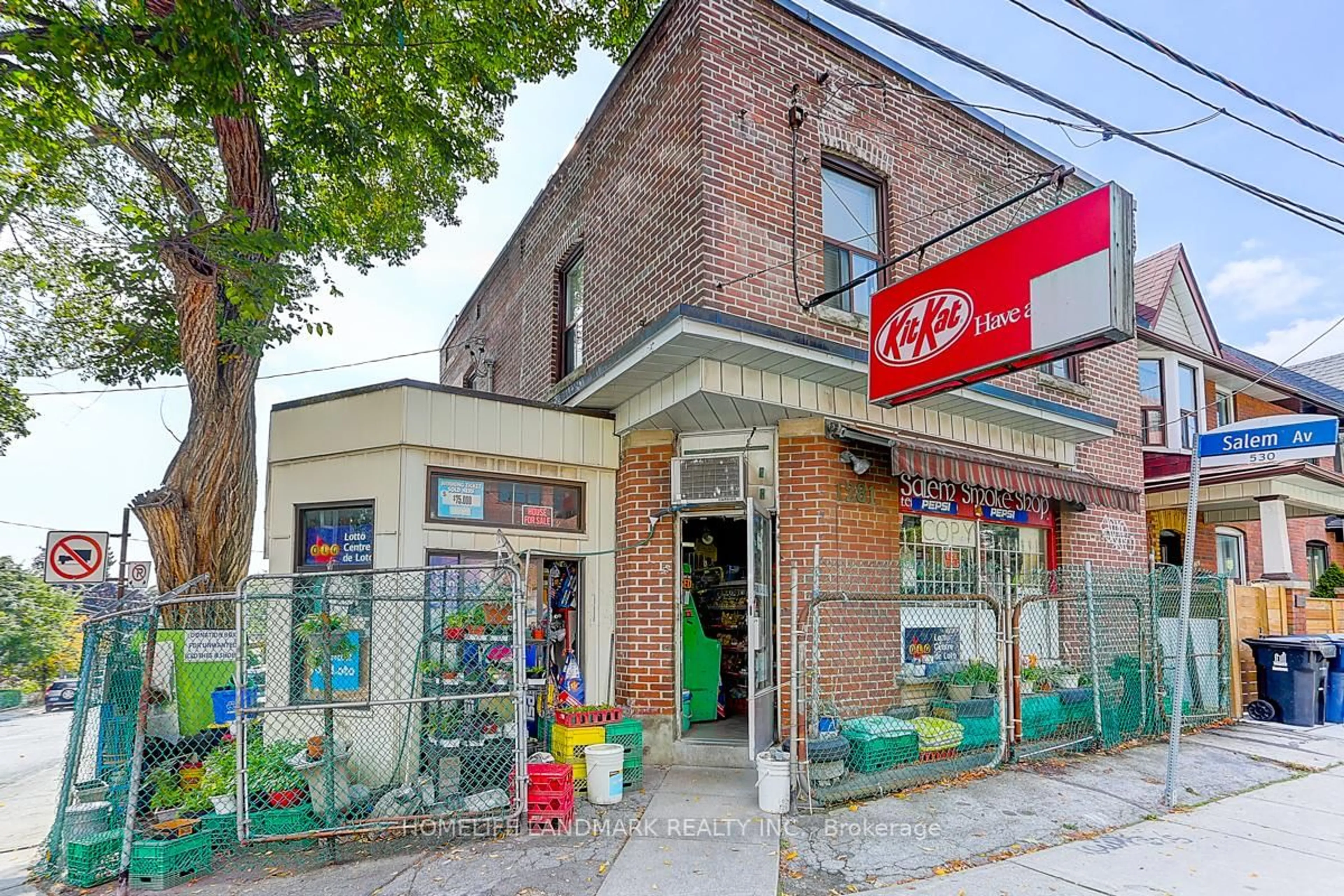 Patio, street for 1281 Davenport Rd, Toronto Ontario M6H 2H3