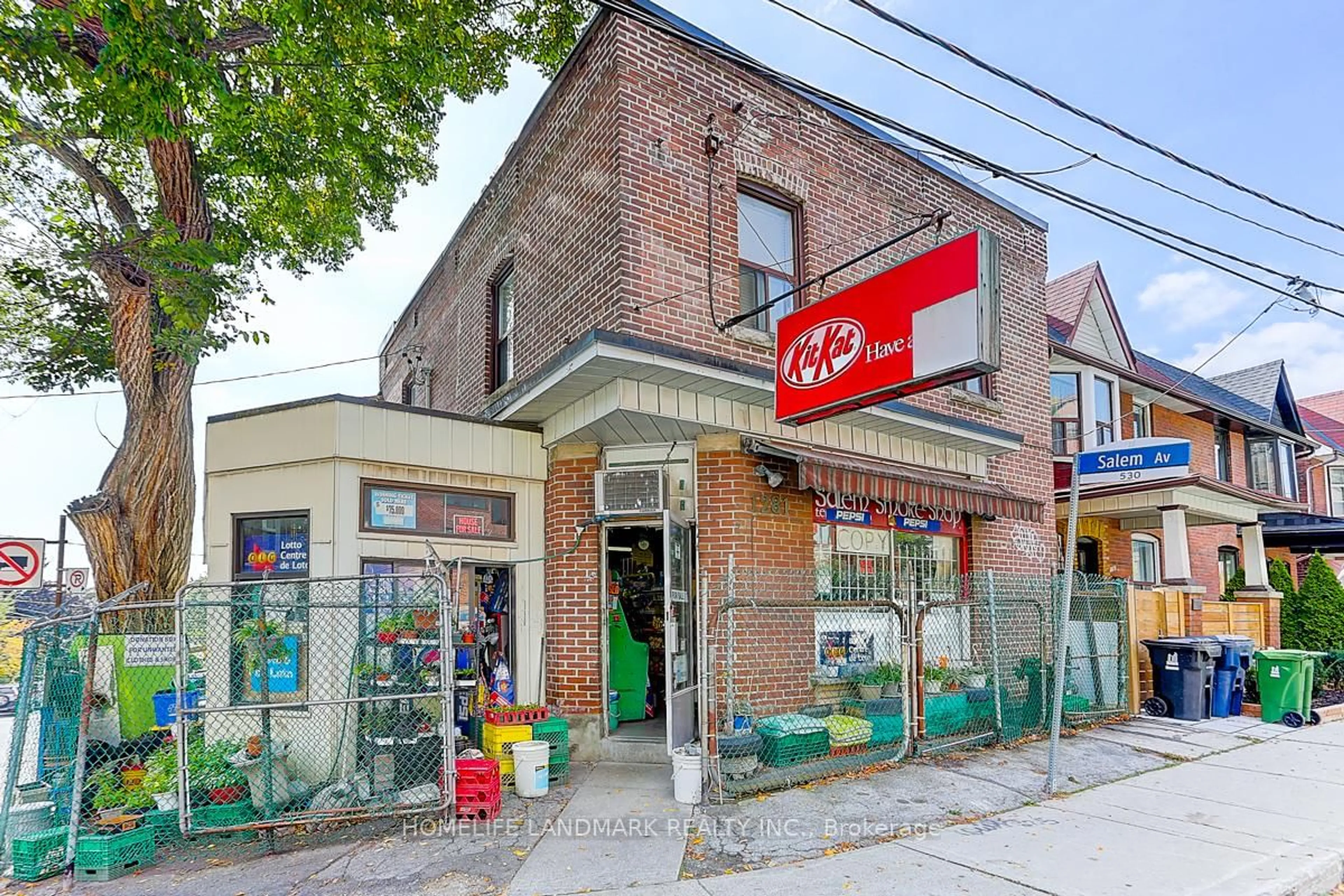 Patio, street for 1281 Davenport Rd, Toronto Ontario M6H 2H3
