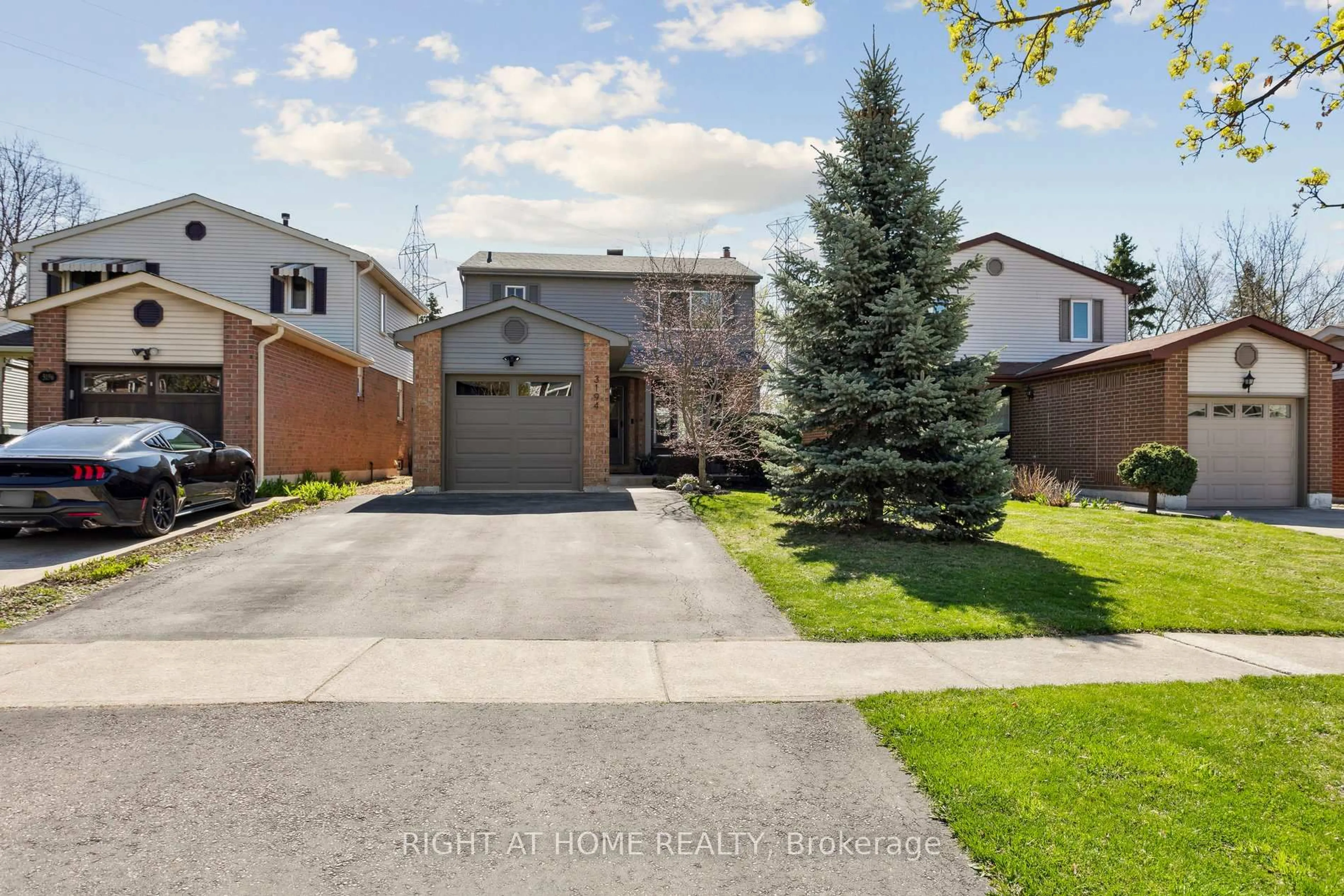 A pic from outside/outdoor area/front of a property/back of a property/a pic from drone, street for 3194 Greenbough Cres, Burlington Ontario L7M 3B1
