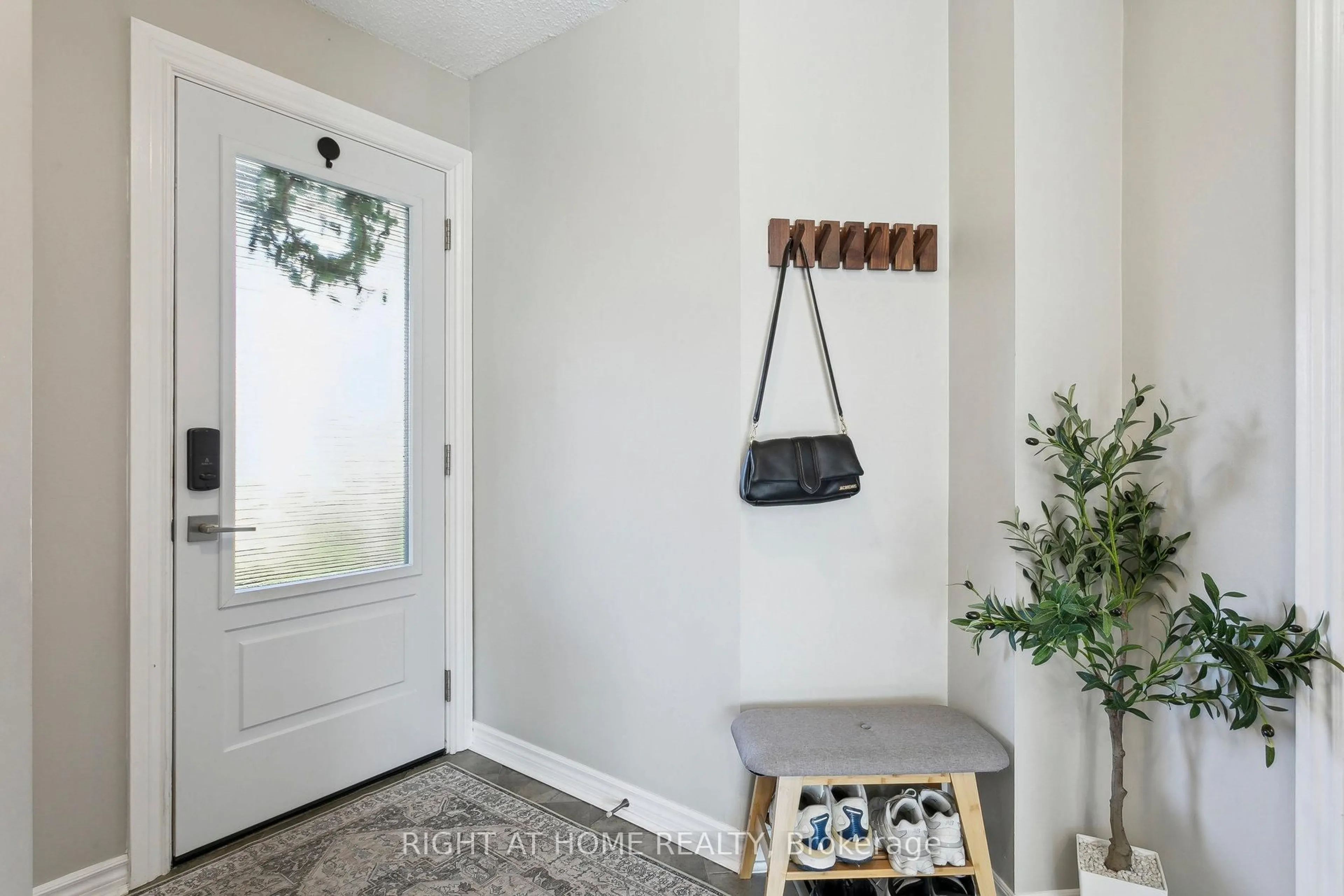 Indoor entryway for 3194 Greenbough Cres, Burlington Ontario L7M 3B1