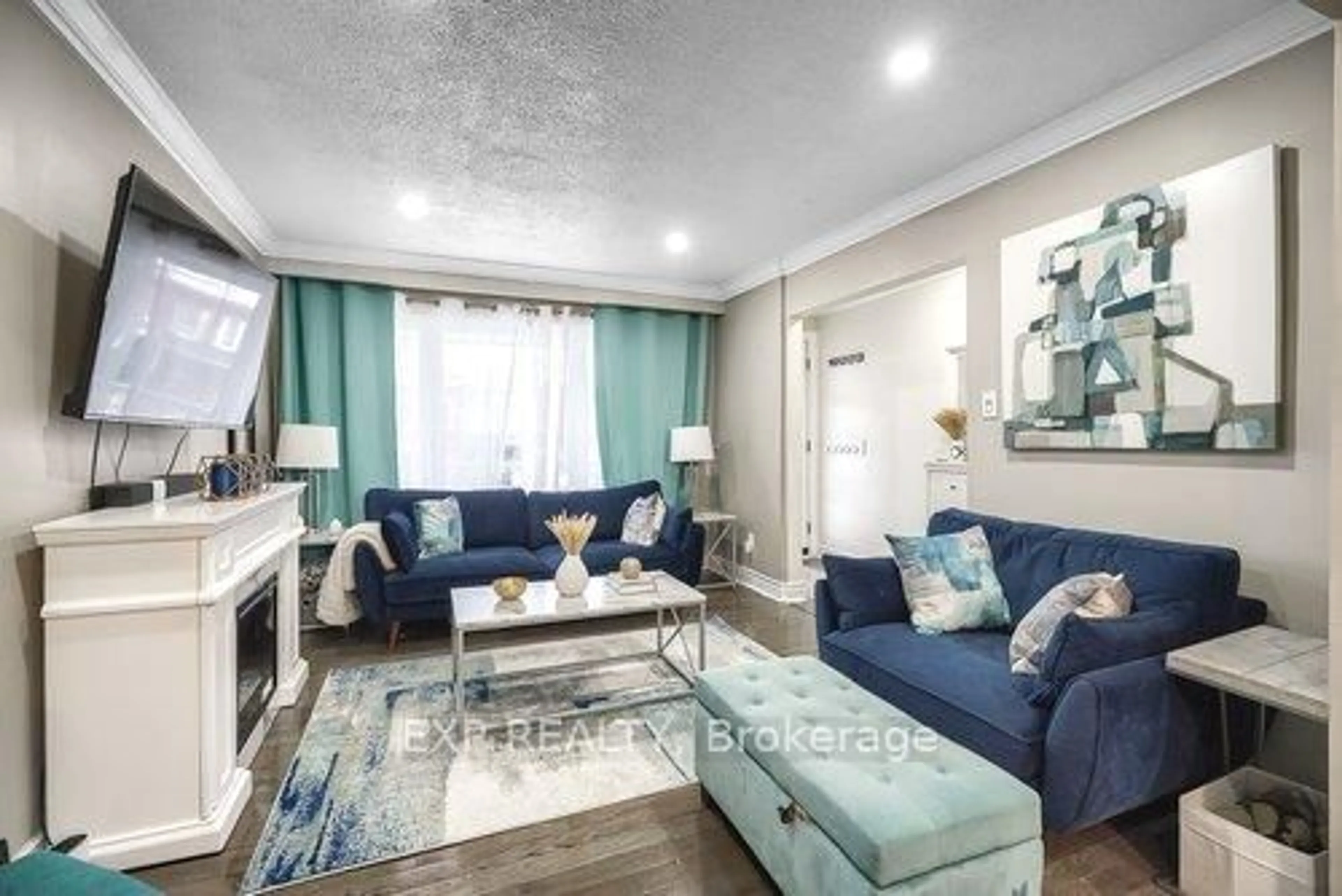 Living room with furniture, unknown for 270 Maria St, Toronto Ontario M6P 1W4