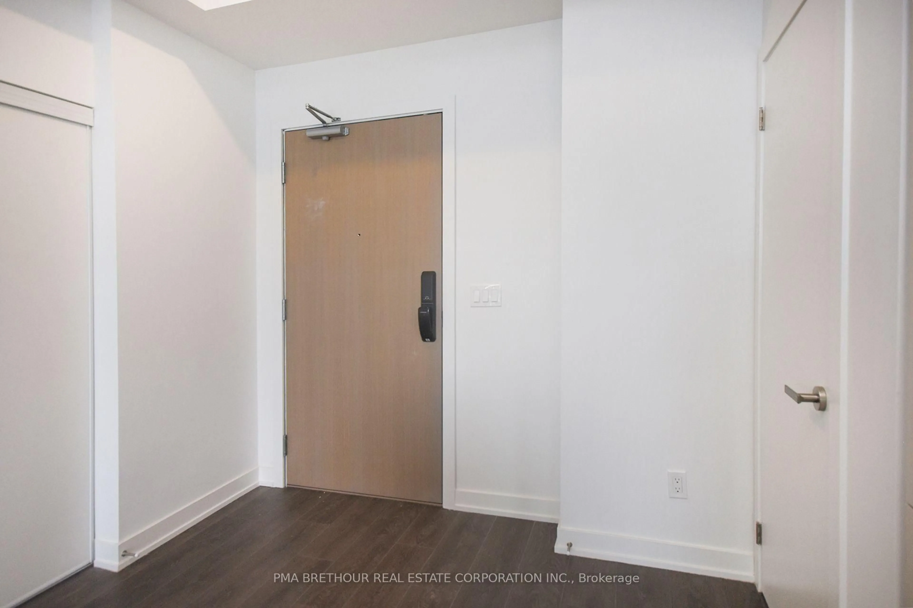 Indoor entryway for 370 Martha St #1906, Burlington Ontario L7R 0G9