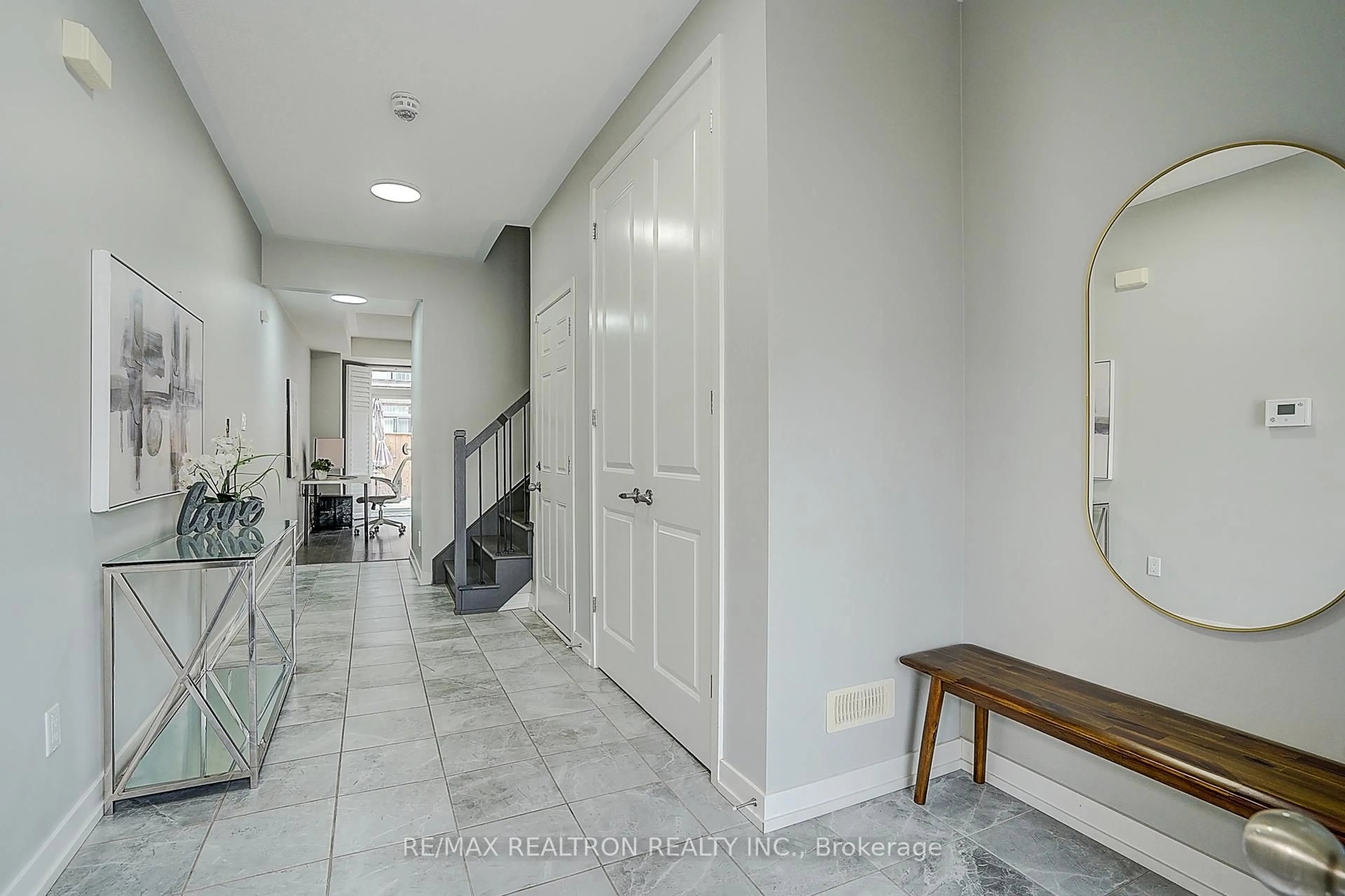 Indoor entryway for 181 Squire Cres, Oakville Ontario L6H 0L7