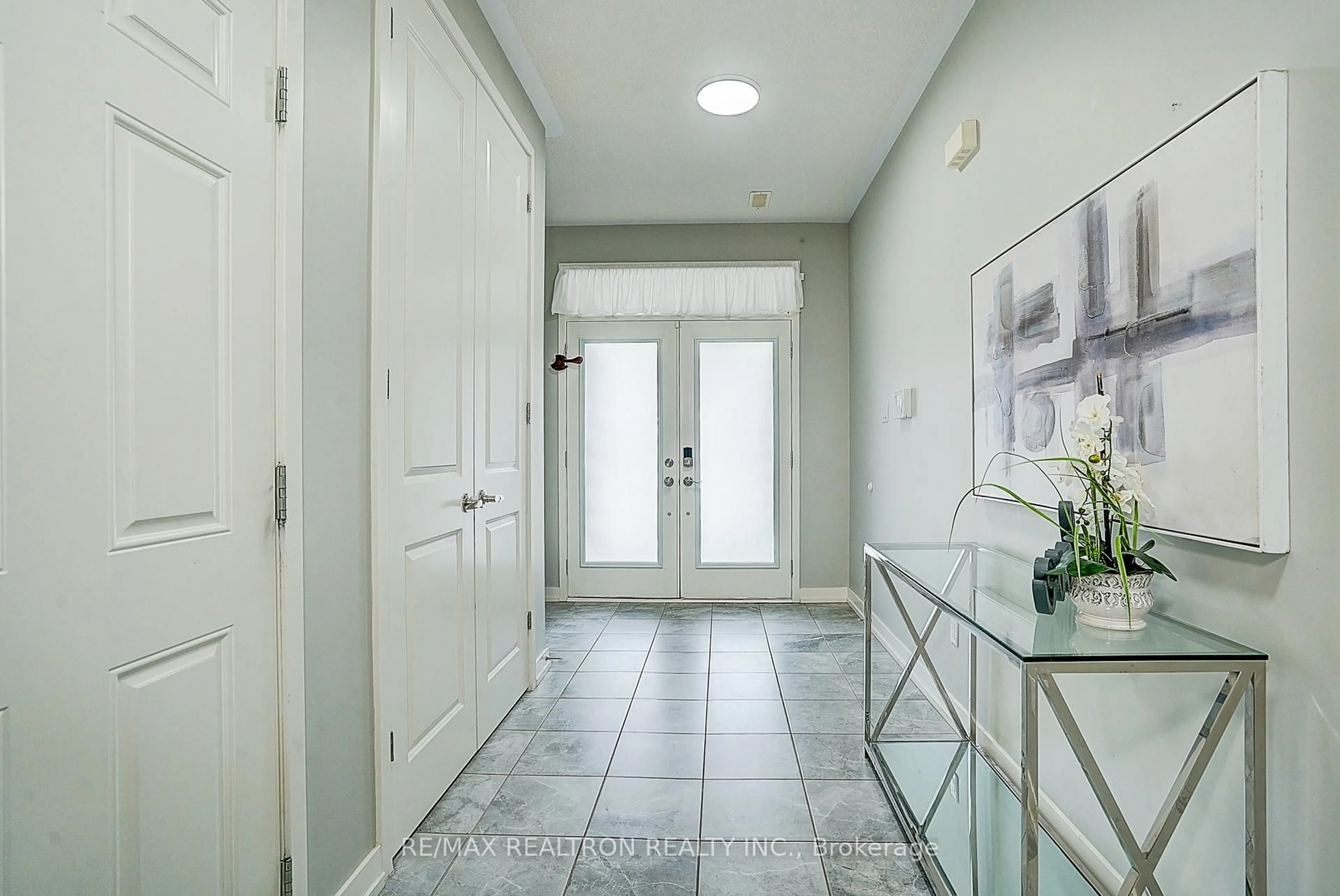 Indoor entryway for 181 Squire Cres, Oakville Ontario L6H 0L7