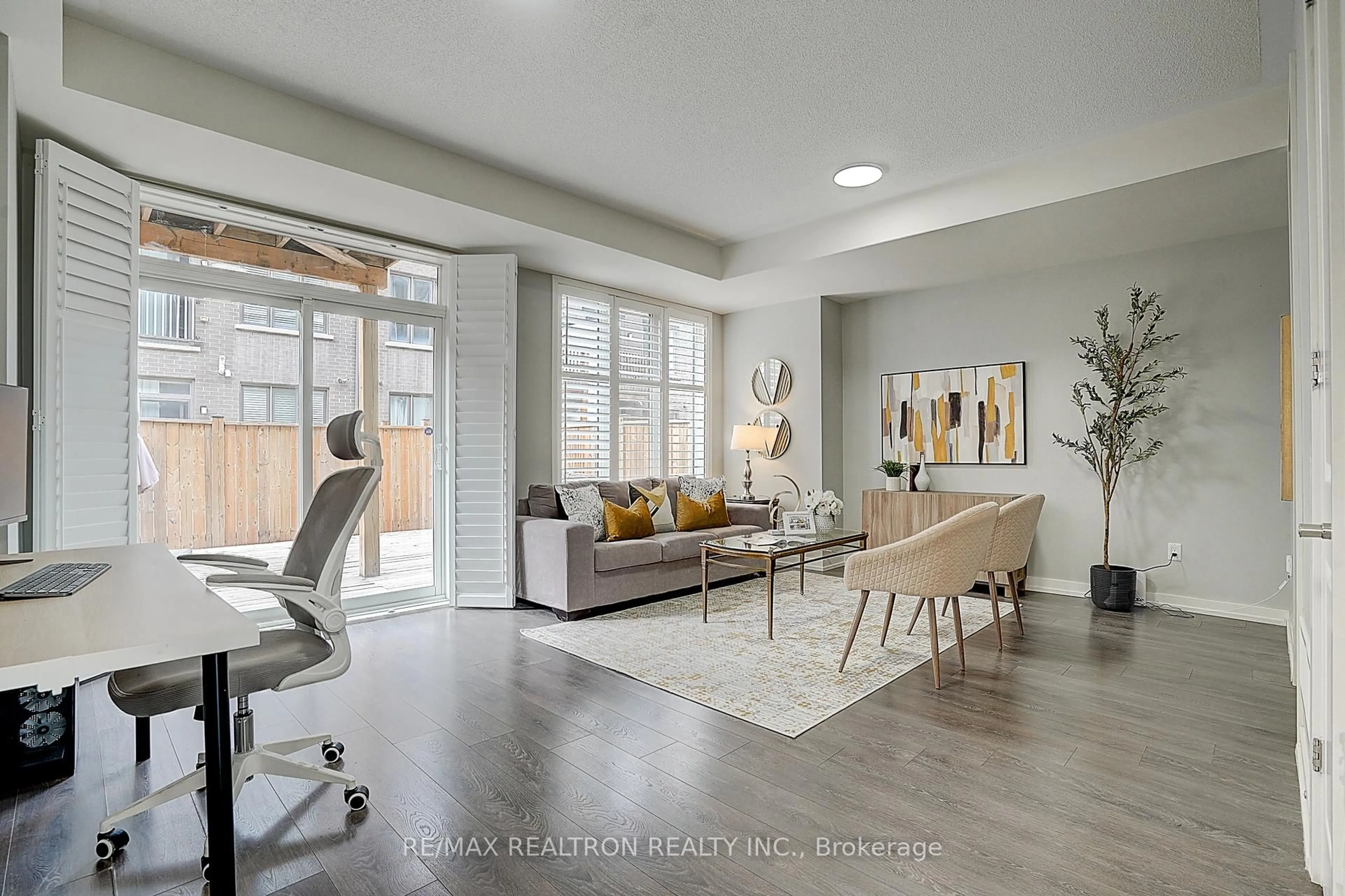 Living room with furniture, unknown for 181 Squire Cres, Oakville Ontario L6H 0L7