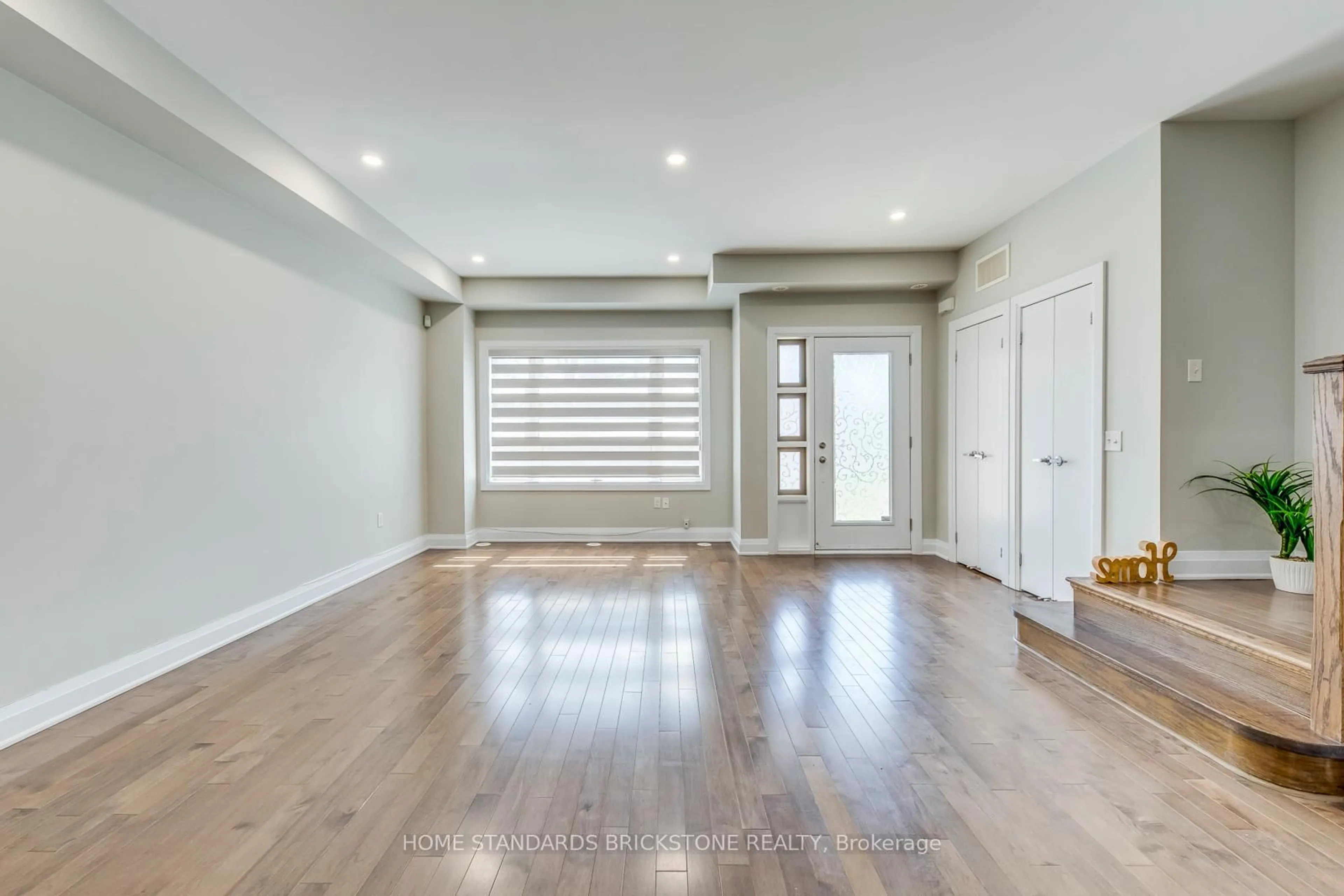 Indoor entryway for 2460 Prince Michael Dr #TH18, Oakville Ontario L6H 0G9