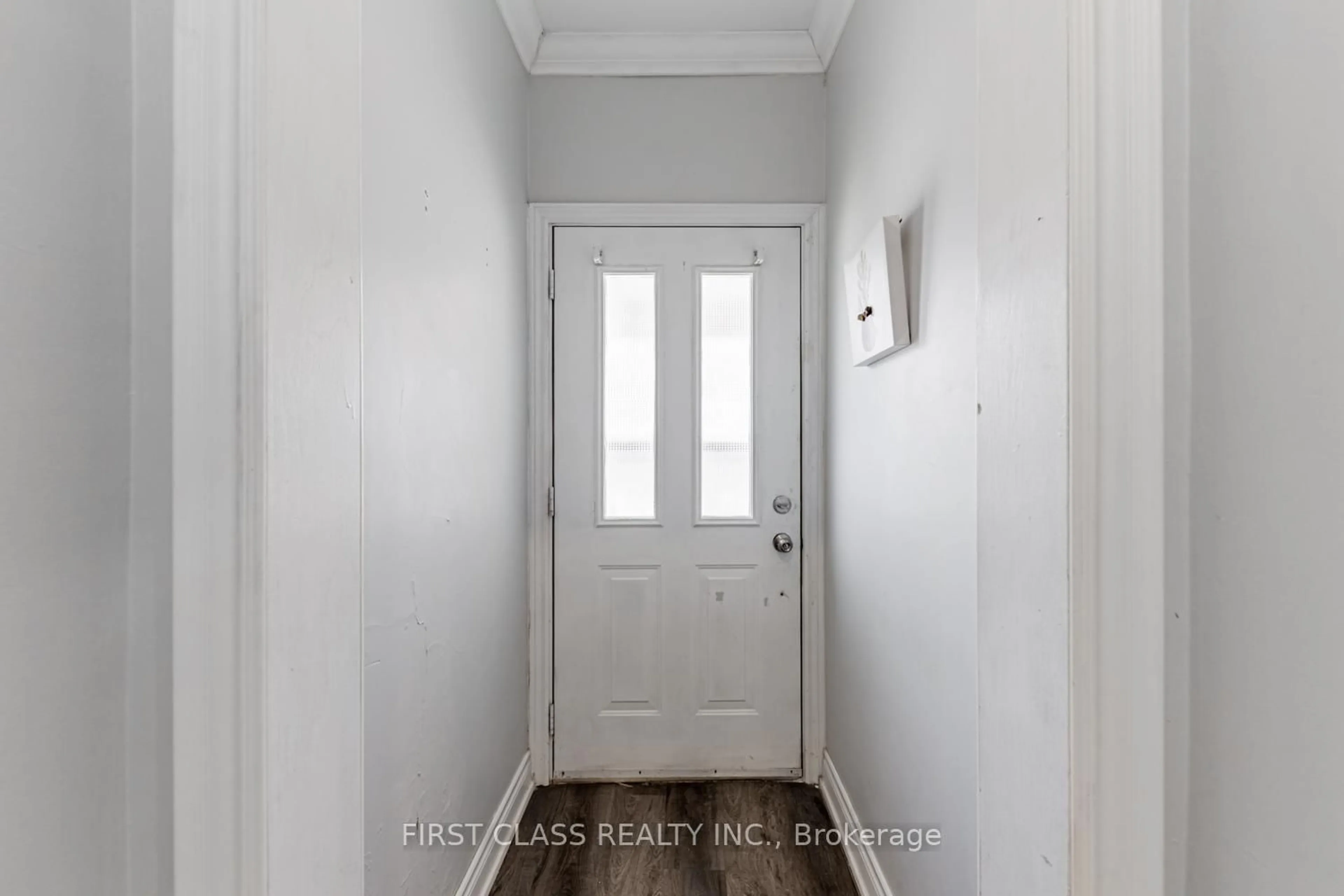 Indoor entryway for 1113 Dufferin St, Toronto Ontario M6H 4B5