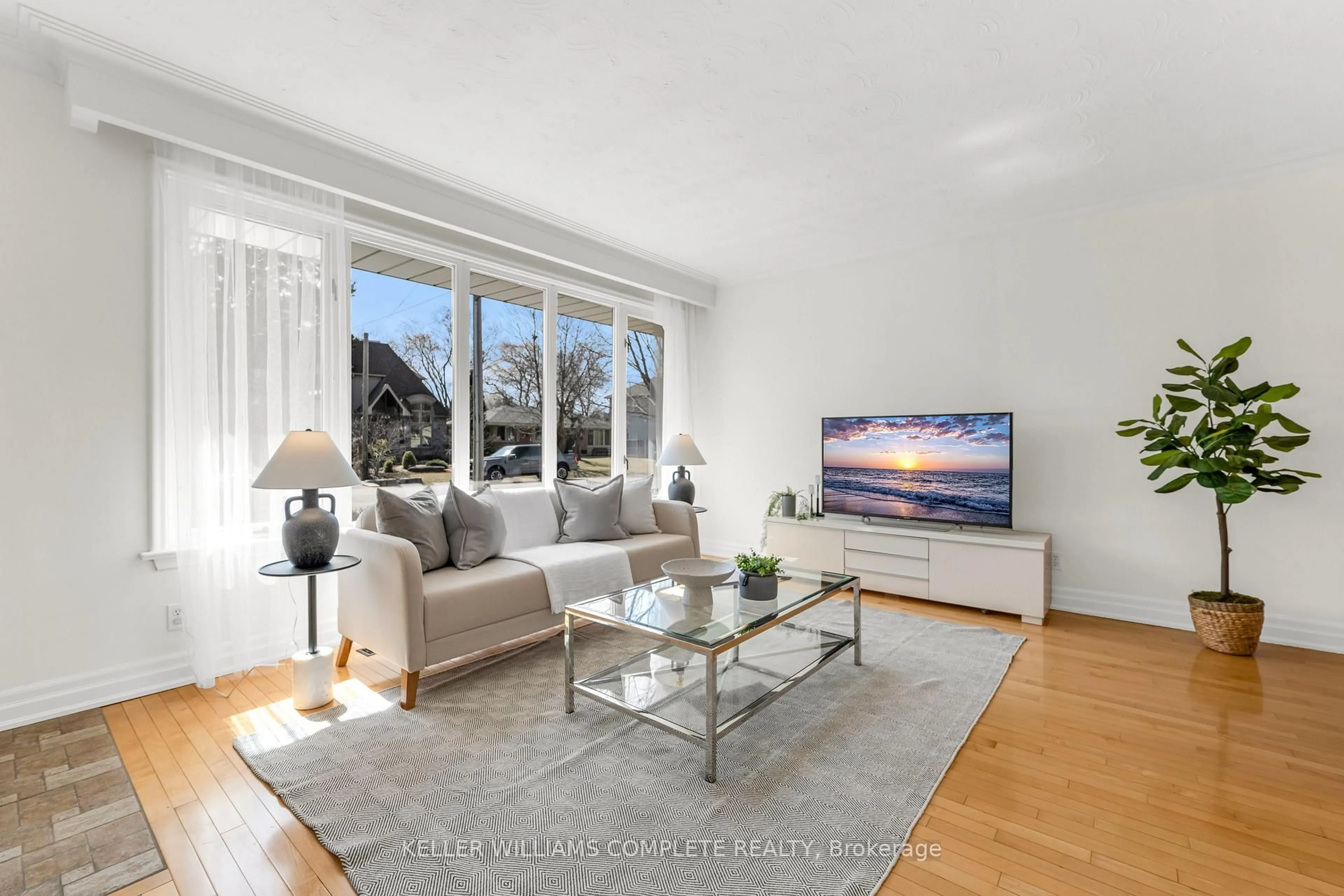 Living room with furniture, unknown for 441 VALLEY Dr, Oakville Ontario L6L 4L7
