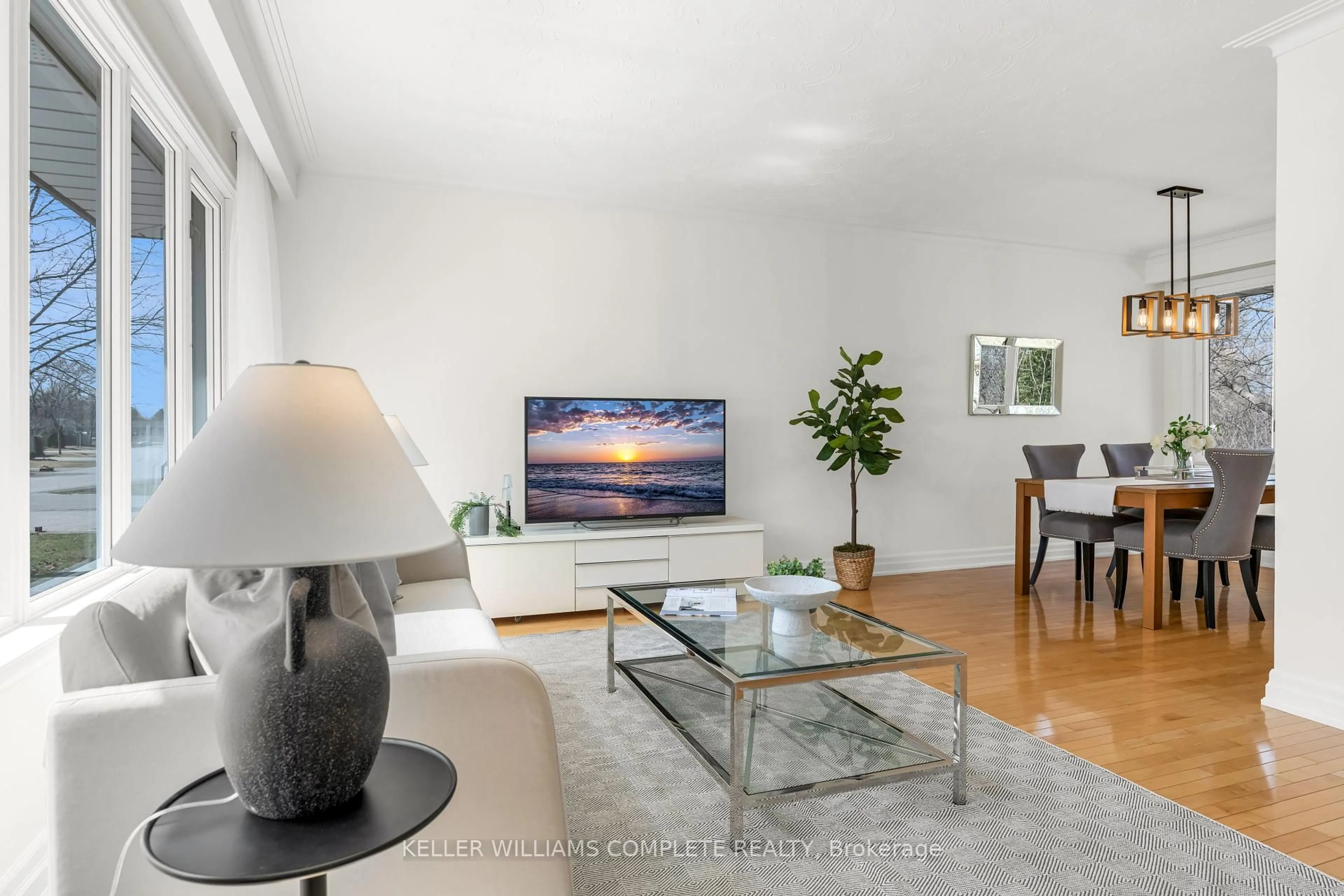 Living room with furniture, unknown for 441 VALLEY Dr, Oakville Ontario L6L 4L7