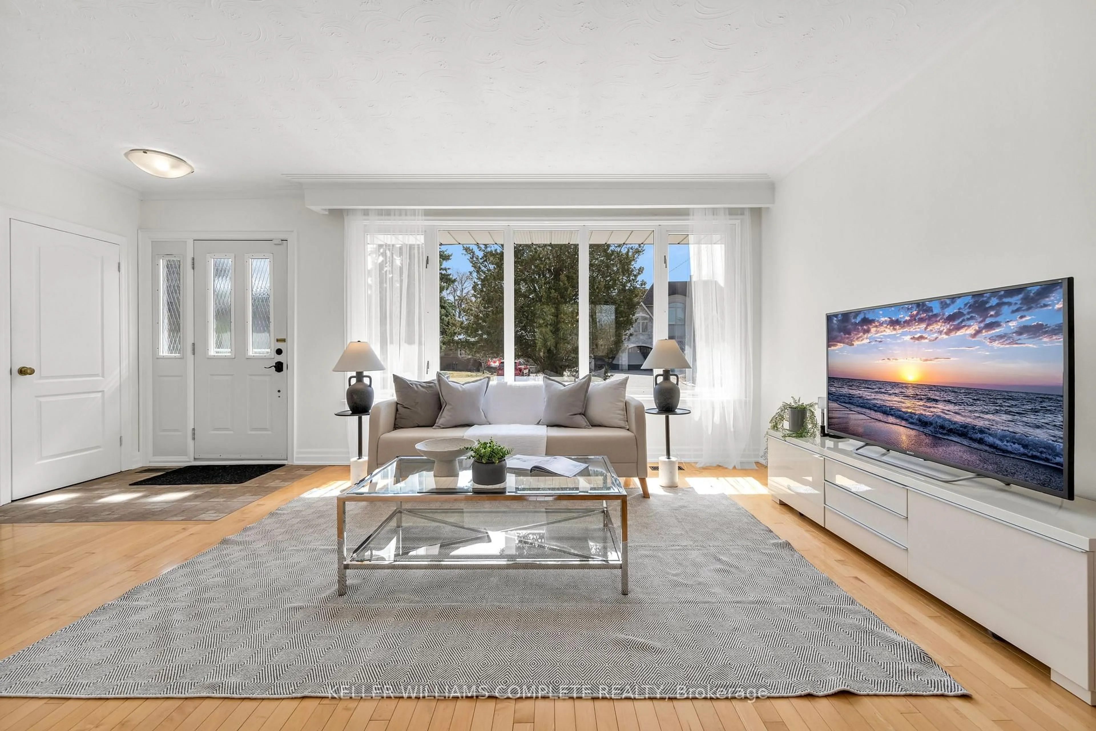 Living room with furniture, unknown for 441 VALLEY Dr, Oakville Ontario L6L 4L7