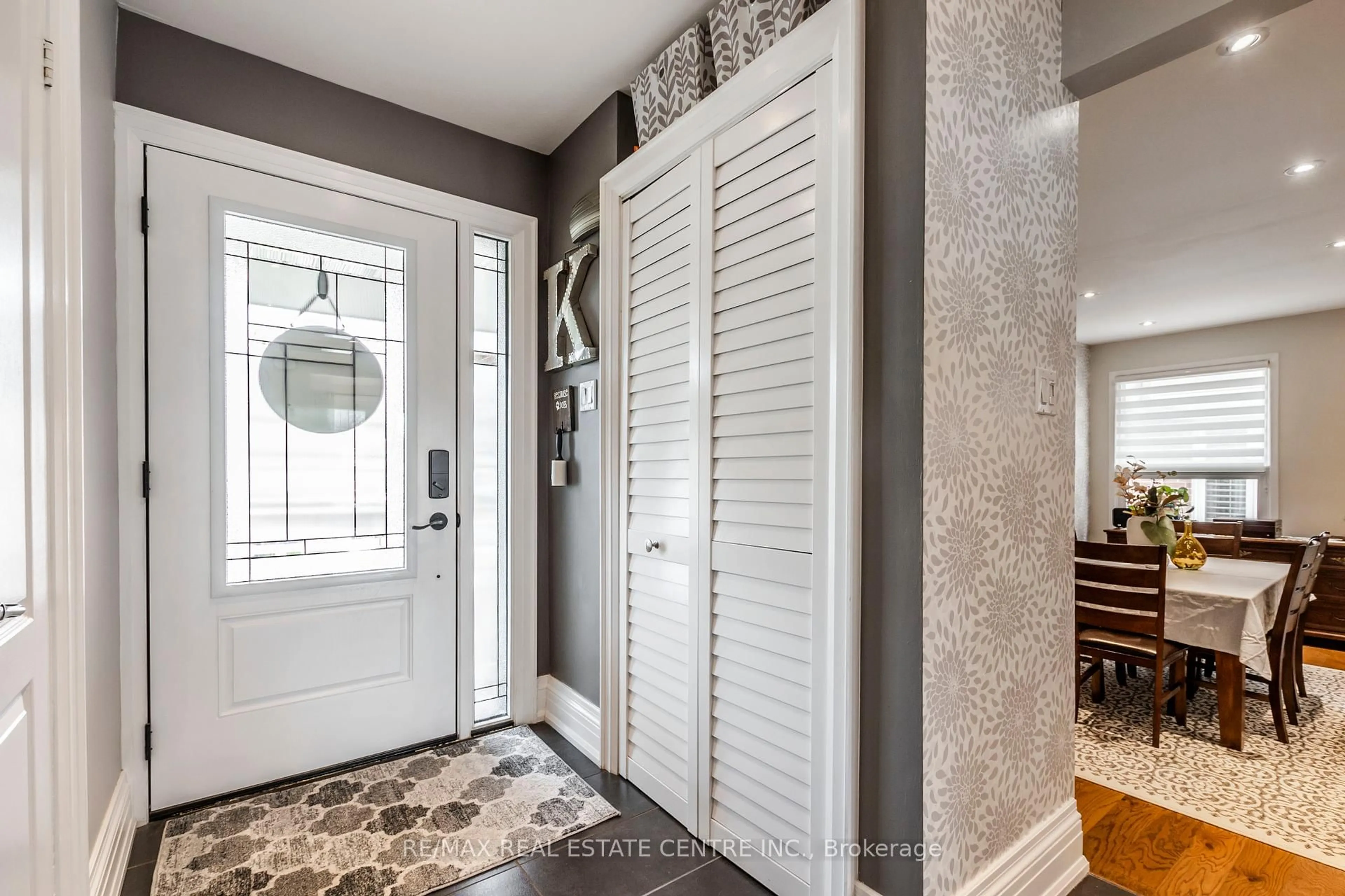Indoor entryway for 481 Bell St, Milton Ontario L9T 4R6