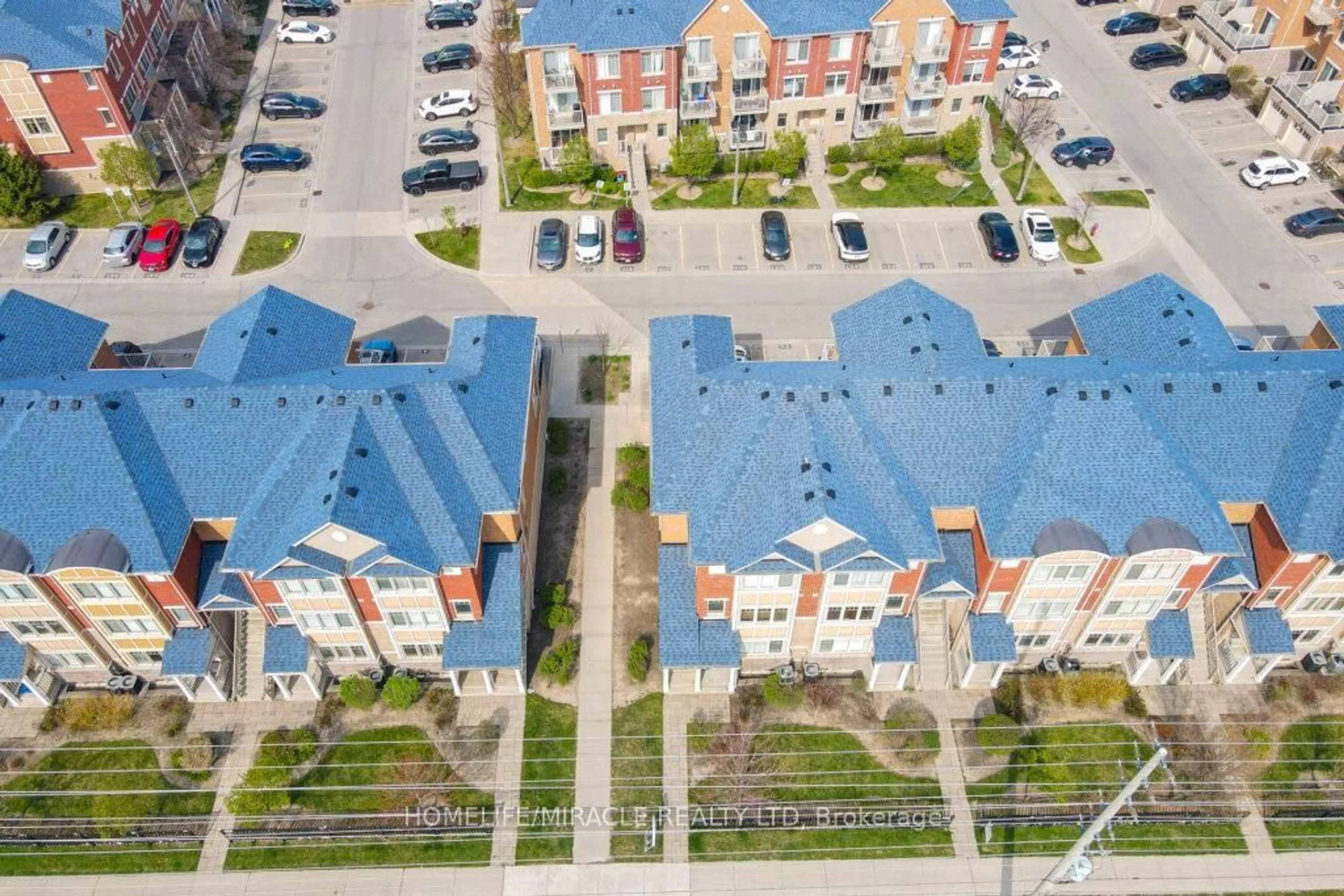 A pic from outside/outdoor area/front of a property/back of a property/a pic from drone, unknown for 5025 Ninth Line #11, Mississauga Ontario L5M 0E6