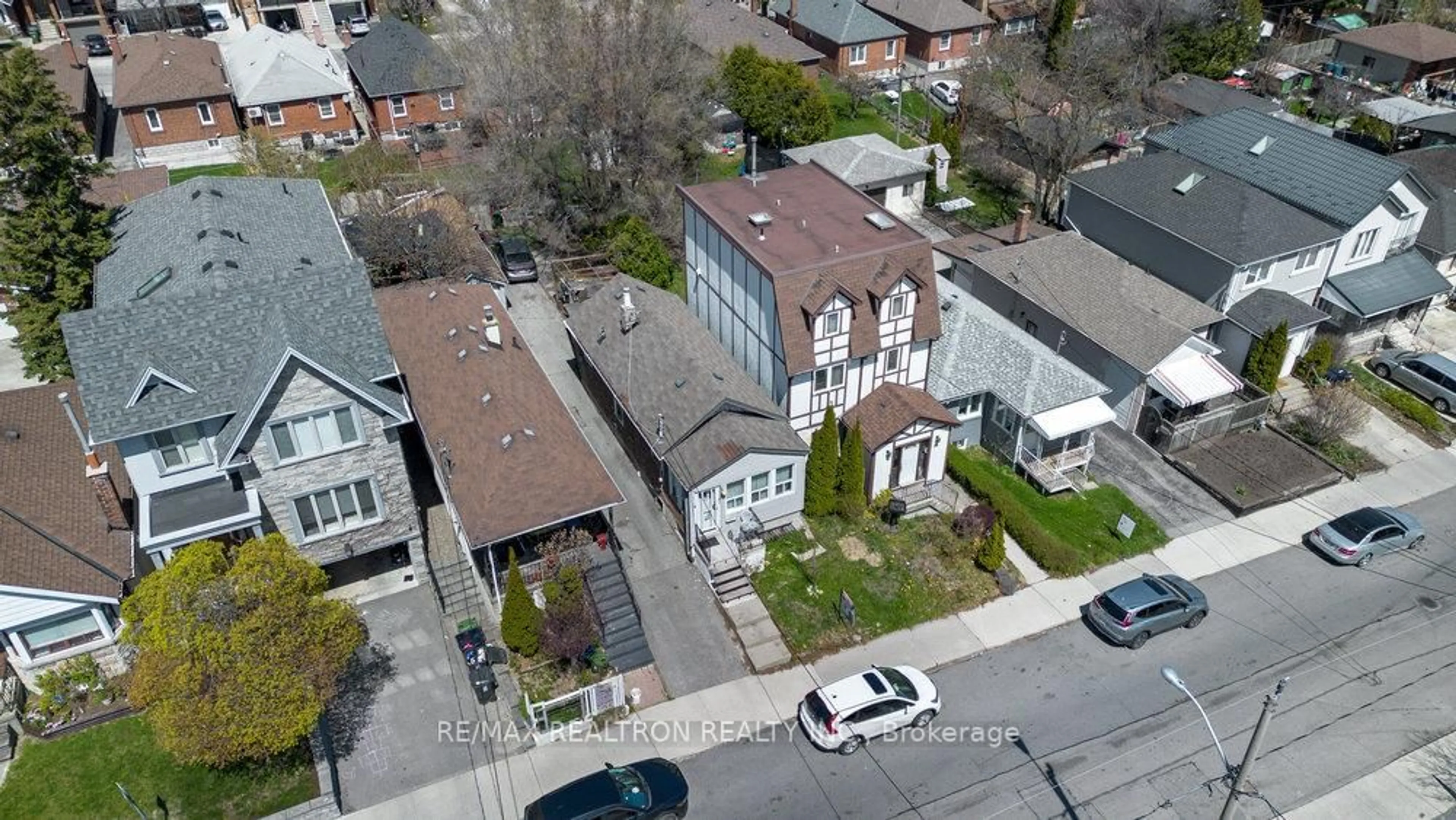 A pic from outside/outdoor area/front of a property/back of a property/a pic from drone, street for 62 Livingstone Ave, Toronto Ontario M6E 2L8