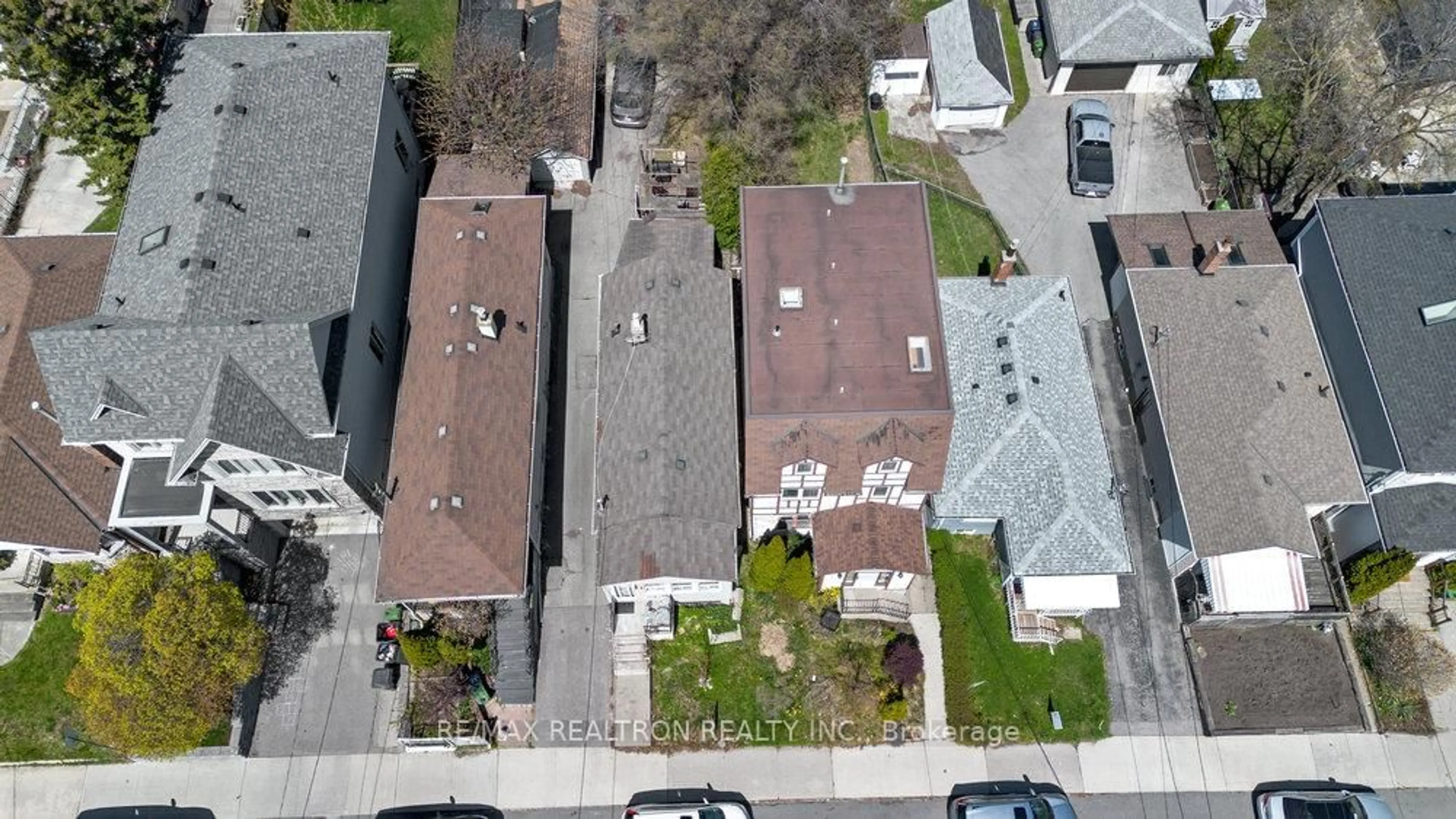 A pic from outside/outdoor area/front of a property/back of a property/a pic from drone, street for 62 Livingstone Ave, Toronto Ontario M6E 2L8