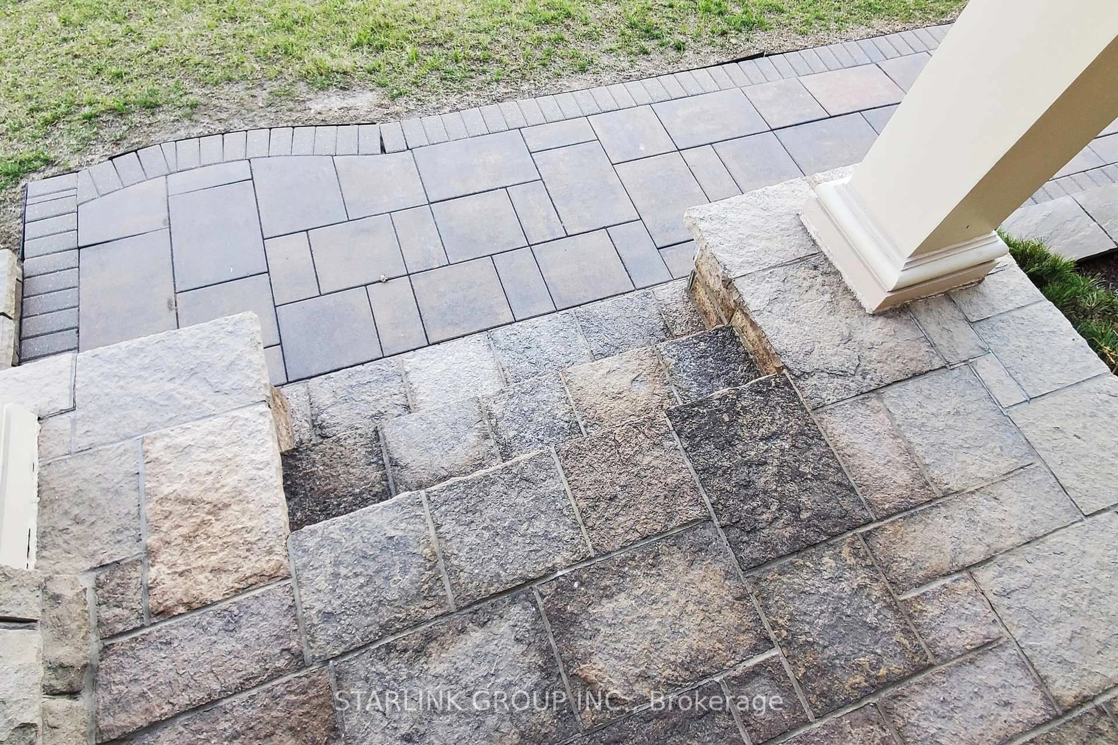 Patio, street for 729 Hidden Grove Lane, Mississauga Ontario L5H 4L2