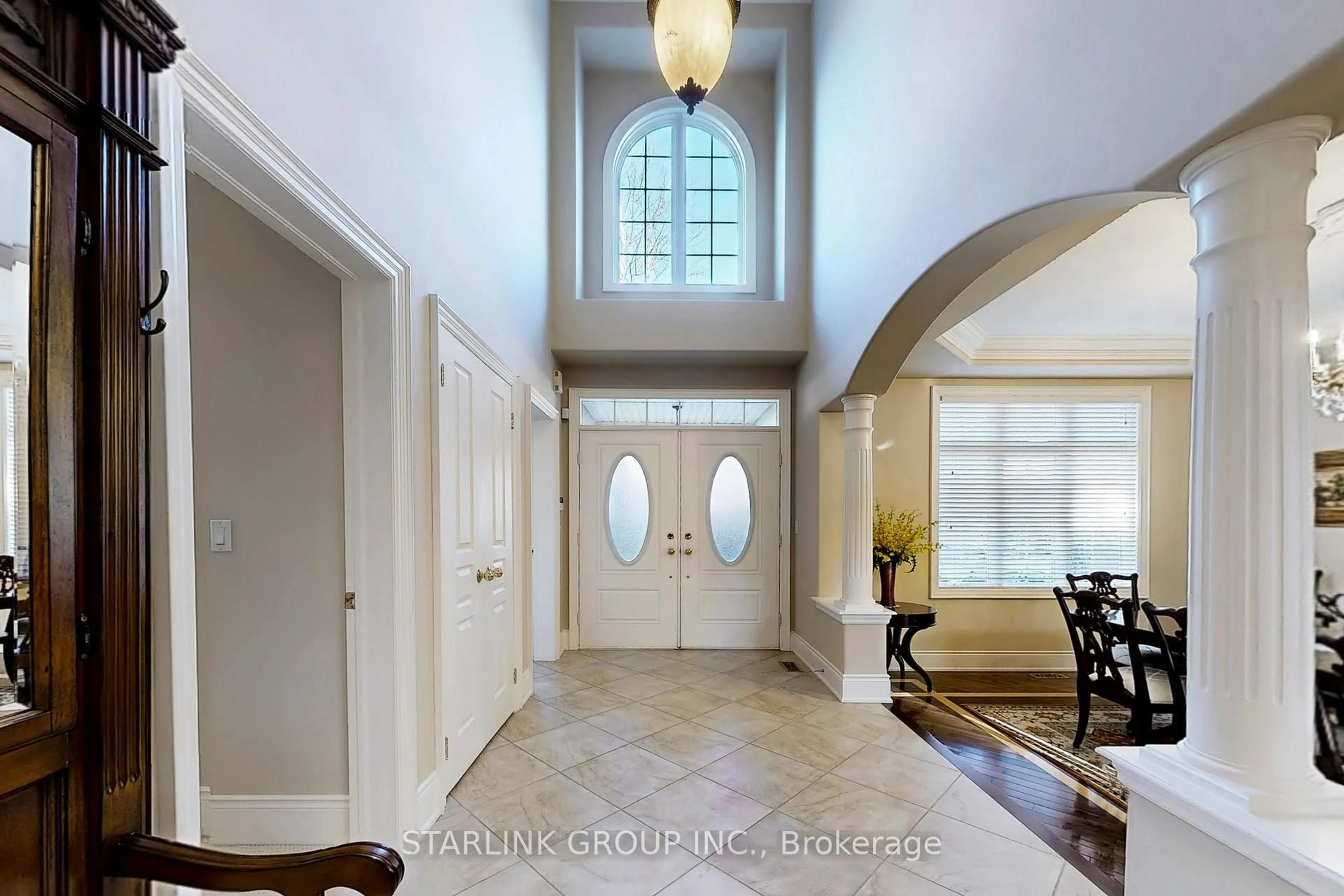 Indoor entryway for 729 Hidden Grove Lane, Mississauga Ontario L5H 4L2