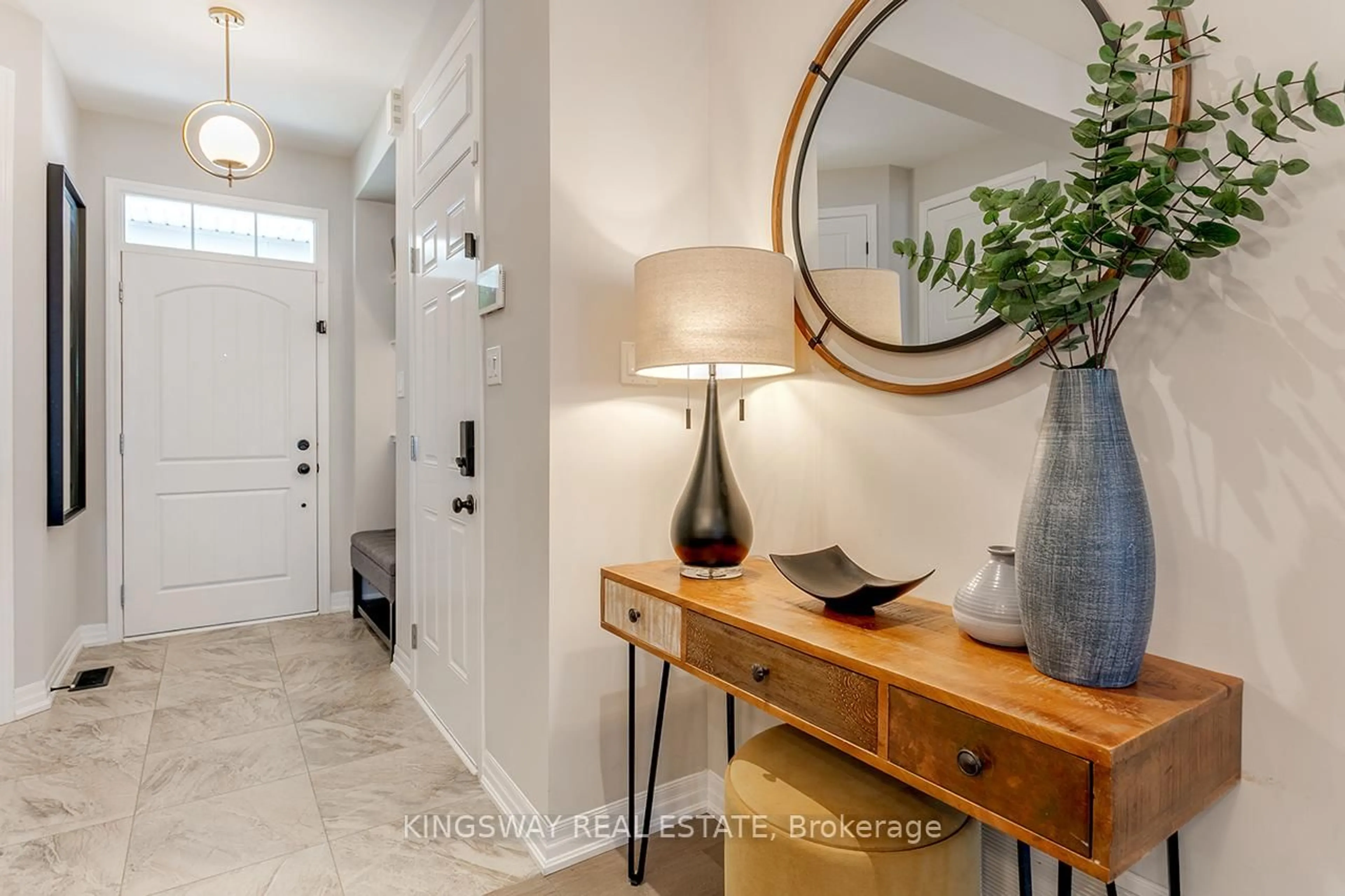 Indoor entryway for 3490 Vernon Powell Dr, Oakville Ontario L6H 0X8
