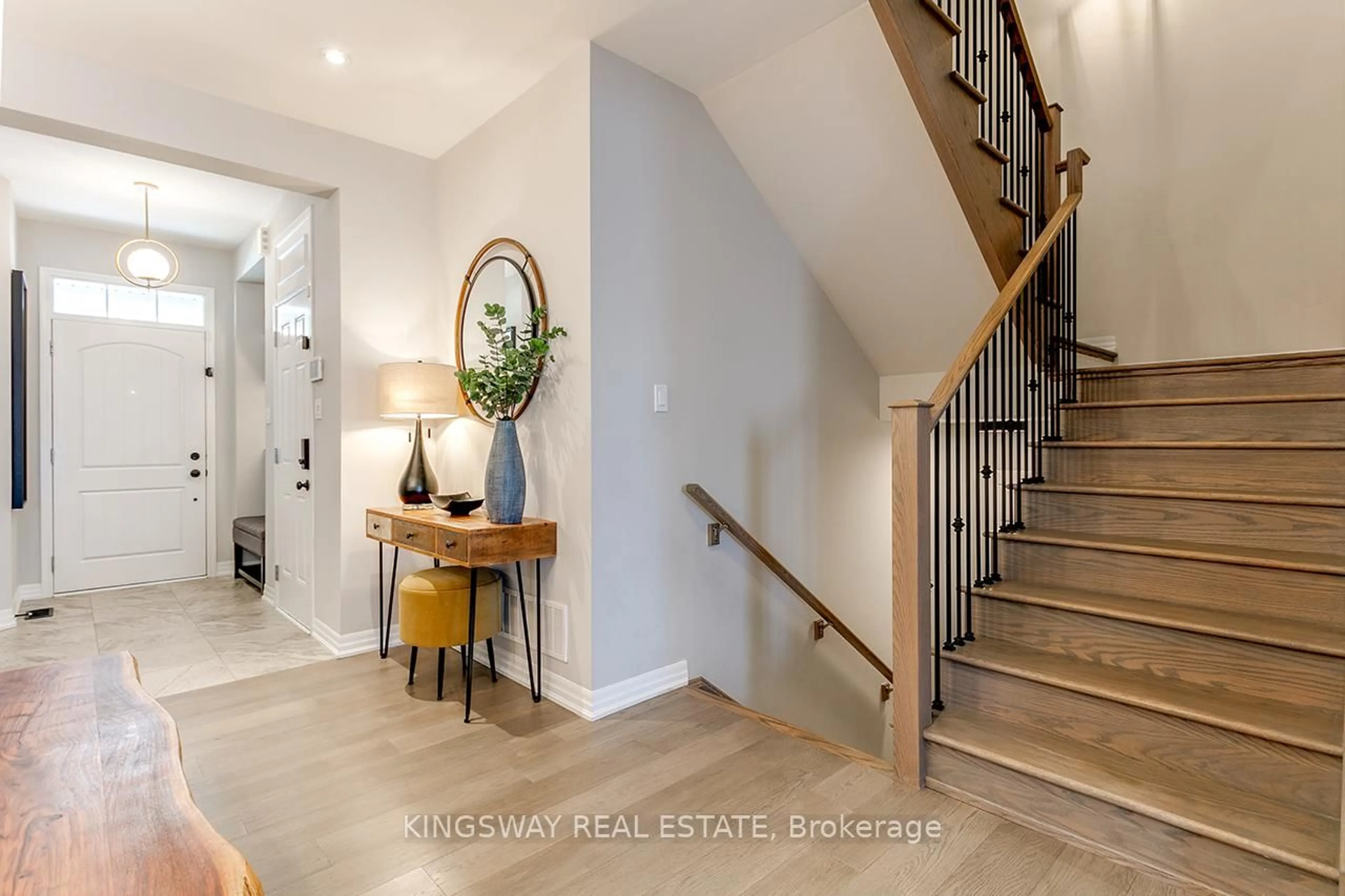 Indoor entryway for 3490 Vernon Powell Dr, Oakville Ontario L6H 0X8