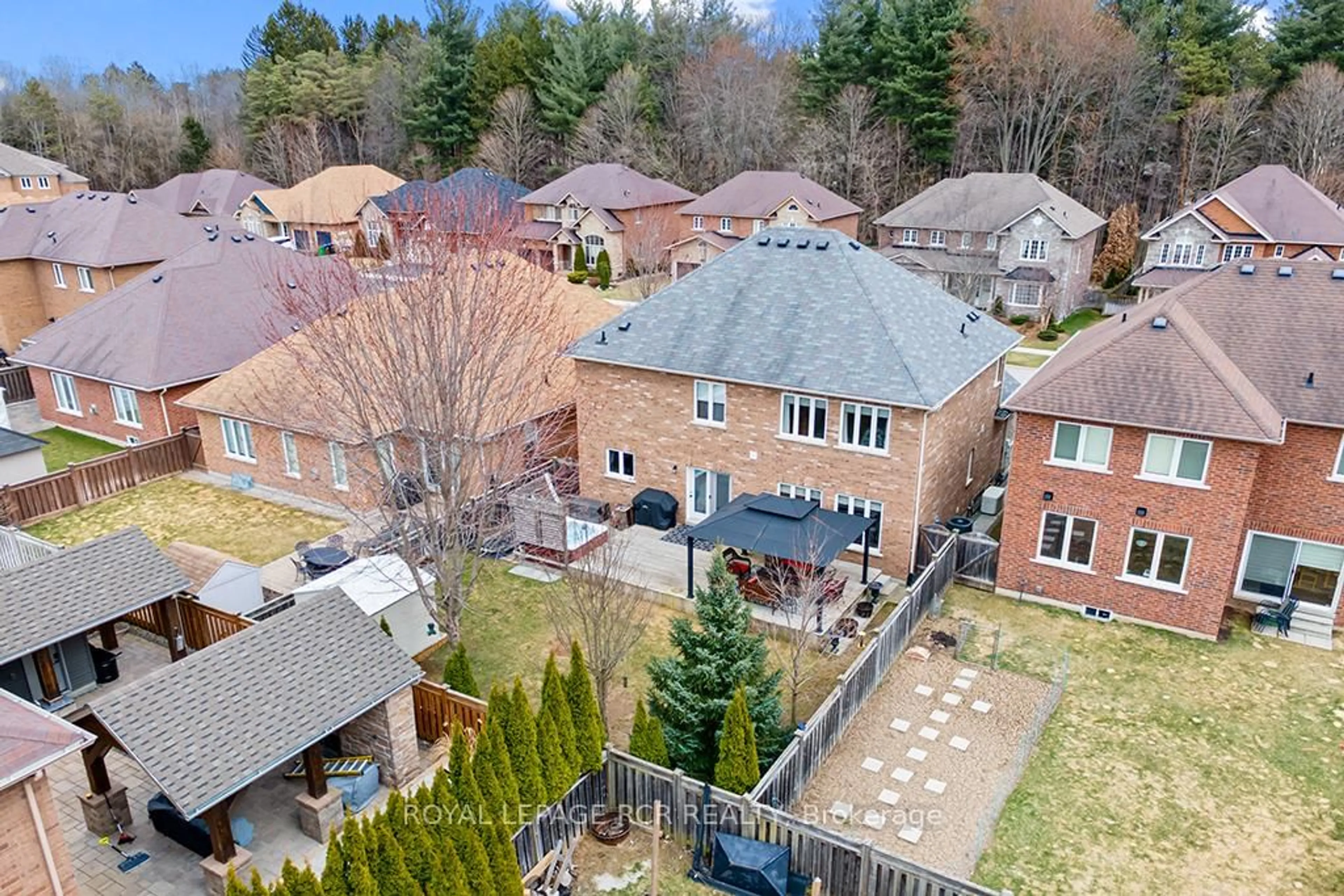 A pic from outside/outdoor area/front of a property/back of a property/a pic from drone, street for 32 Borland Cres, Caledon Ontario L7C 3M4