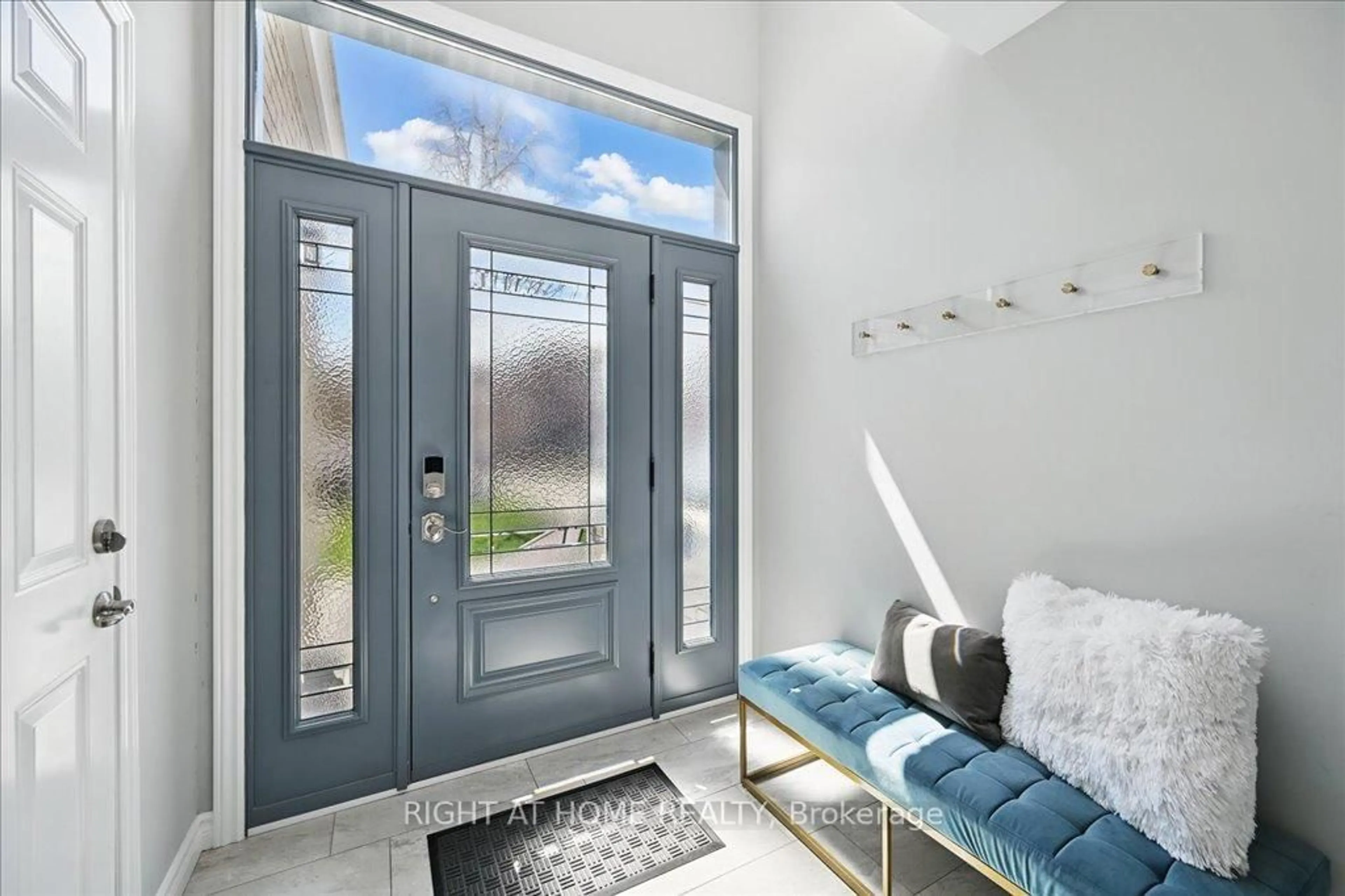Indoor entryway for 18 Owen Dr, Toronto Ontario M8W 1W7