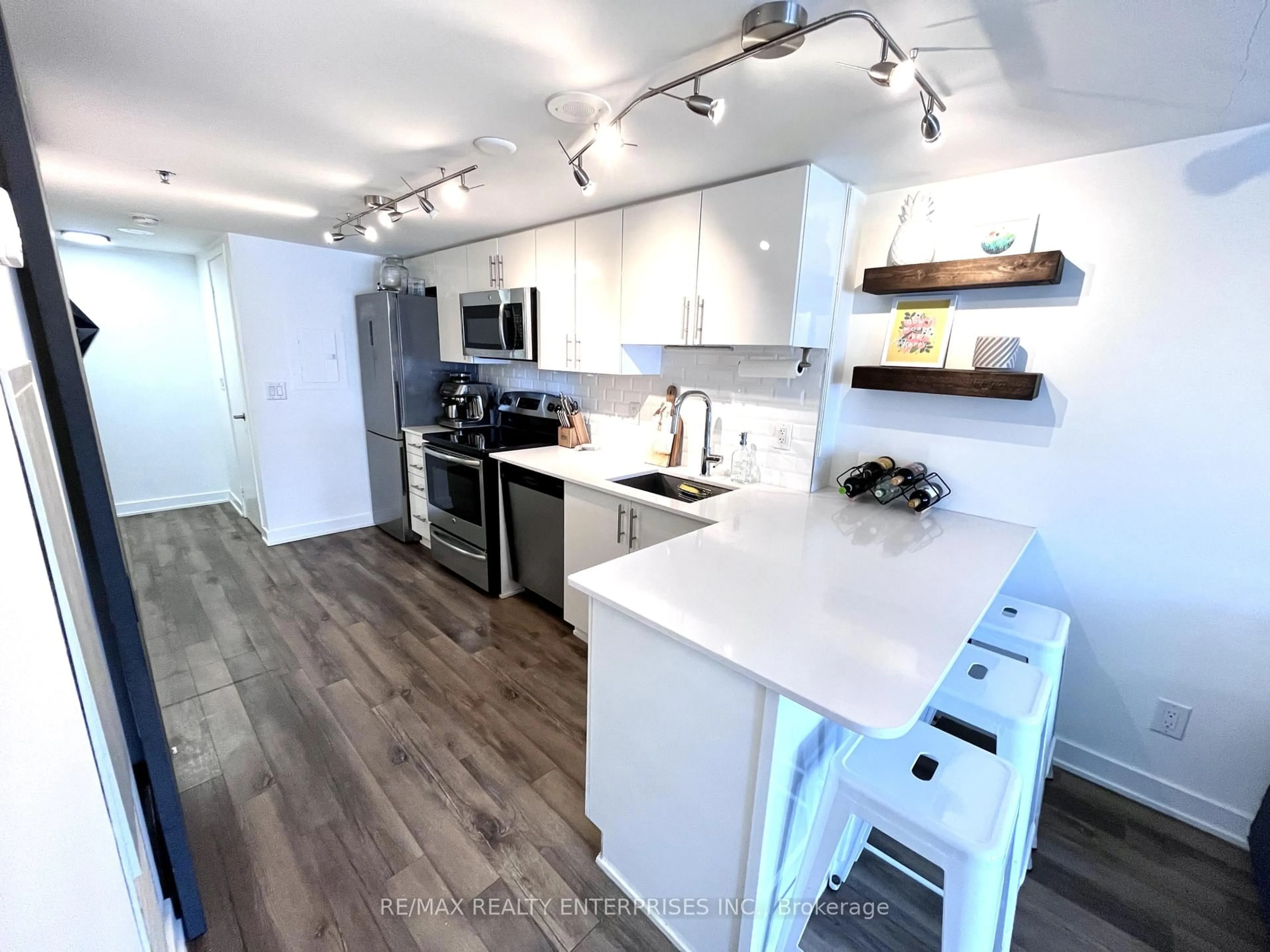Open concept kitchen, unknown for 11 Superior Ave #TH1, Toronto Ontario M8V 0A7
