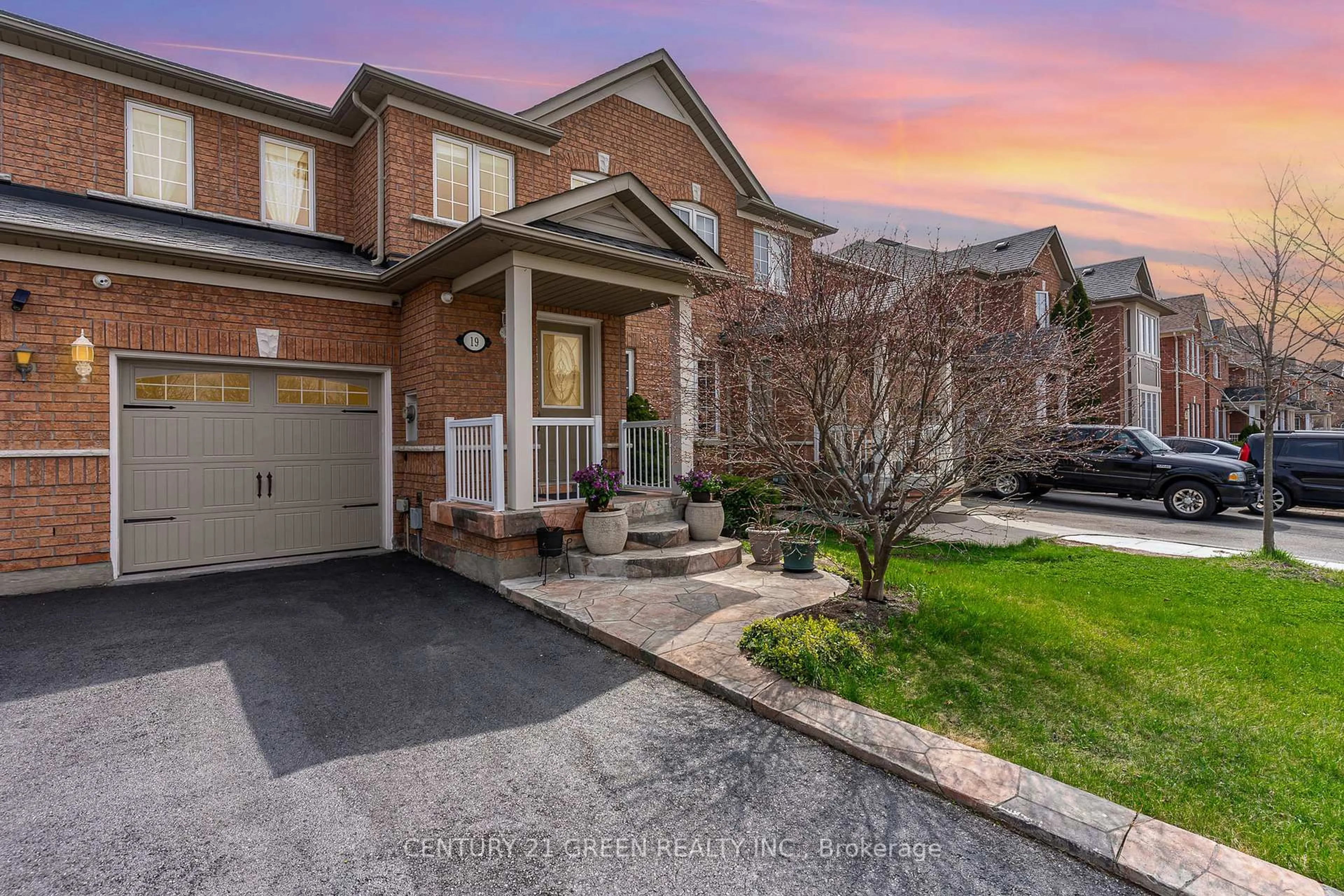 Home with brick exterior material, street for 19 Fairway Crt, Brampton Ontario L6Z 4W4