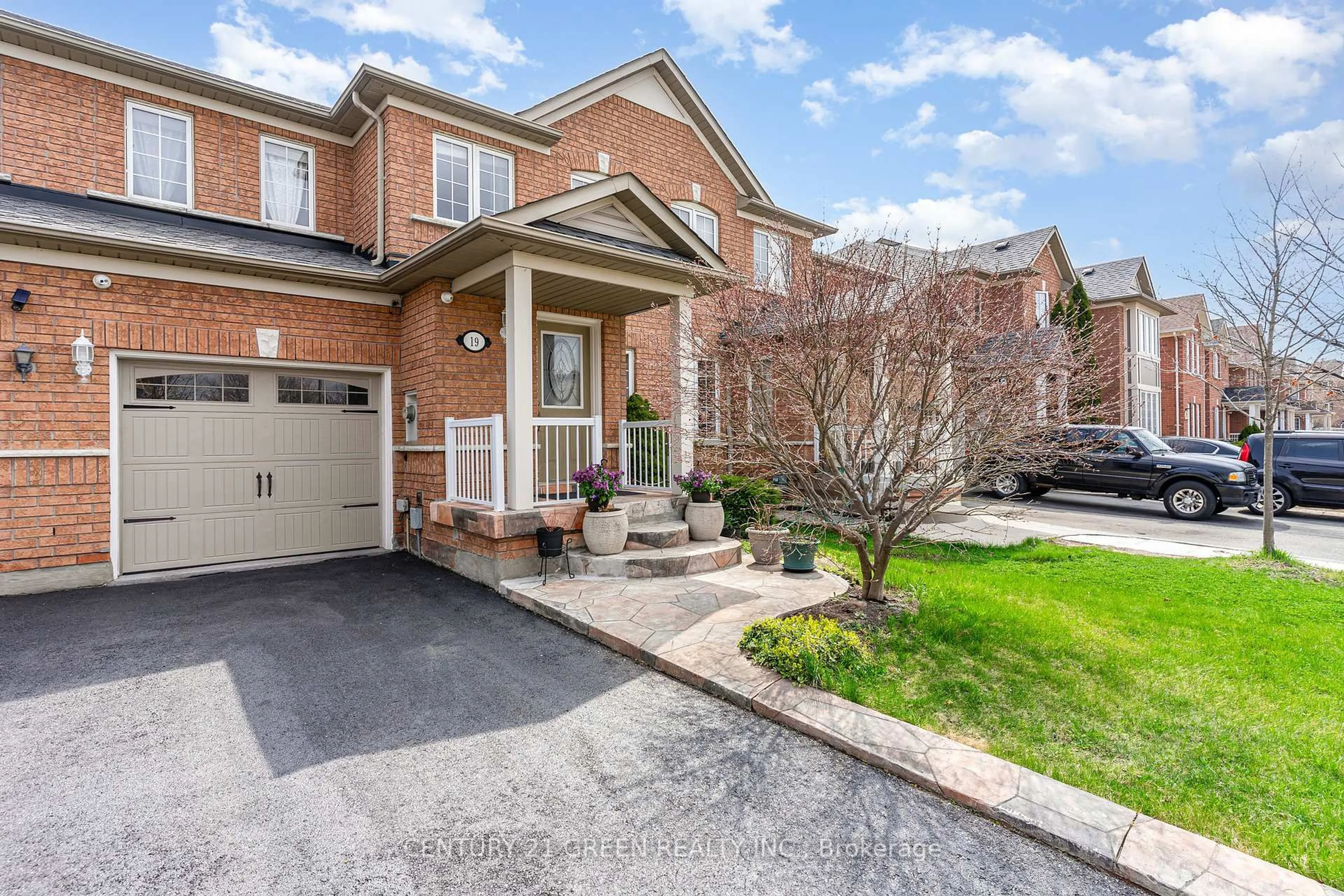 Home with brick exterior material, street for 19 Fairway Crt, Brampton Ontario L6Z 4W4
