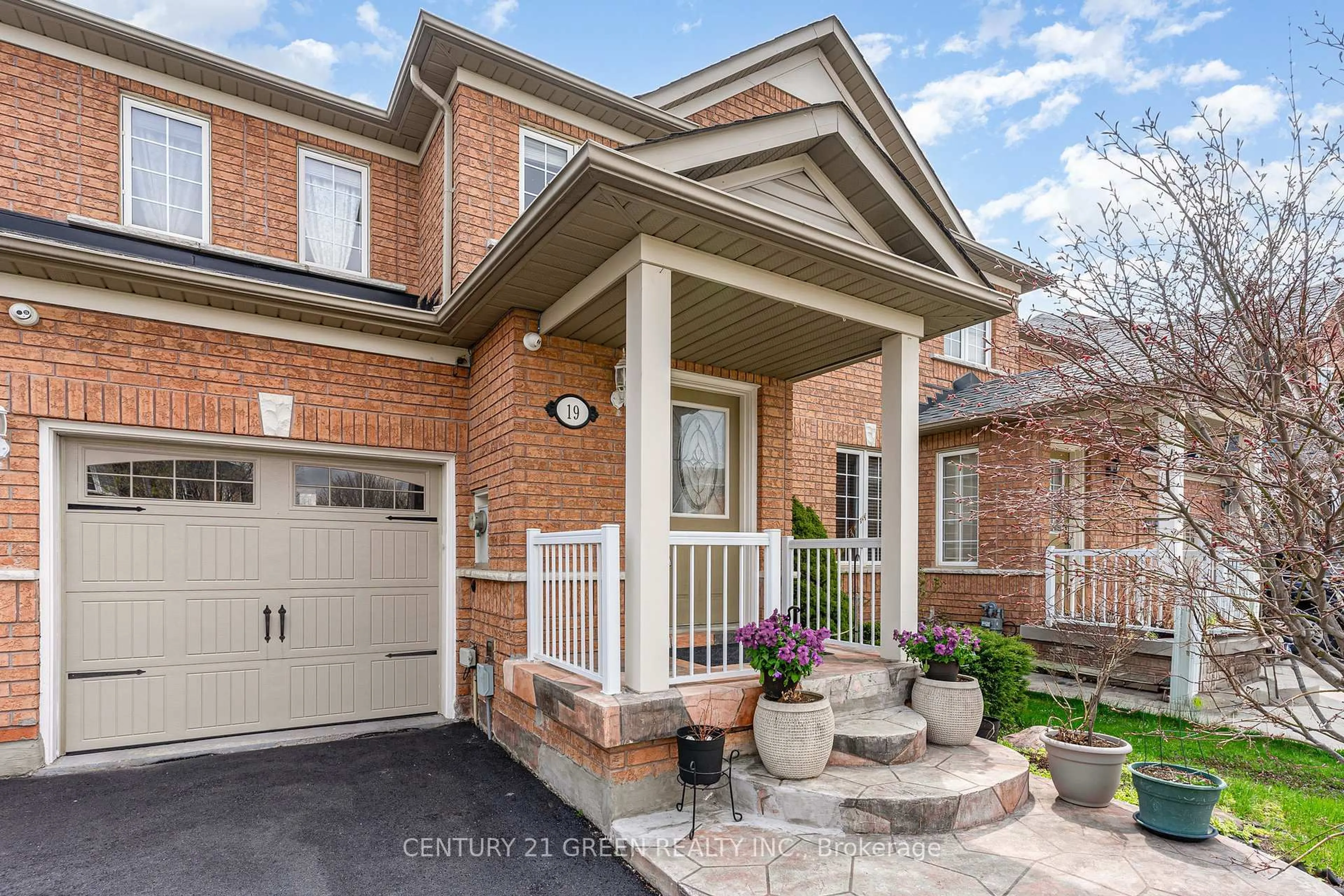 Home with brick exterior material, street for 19 Fairway Crt, Brampton Ontario L6Z 4W4