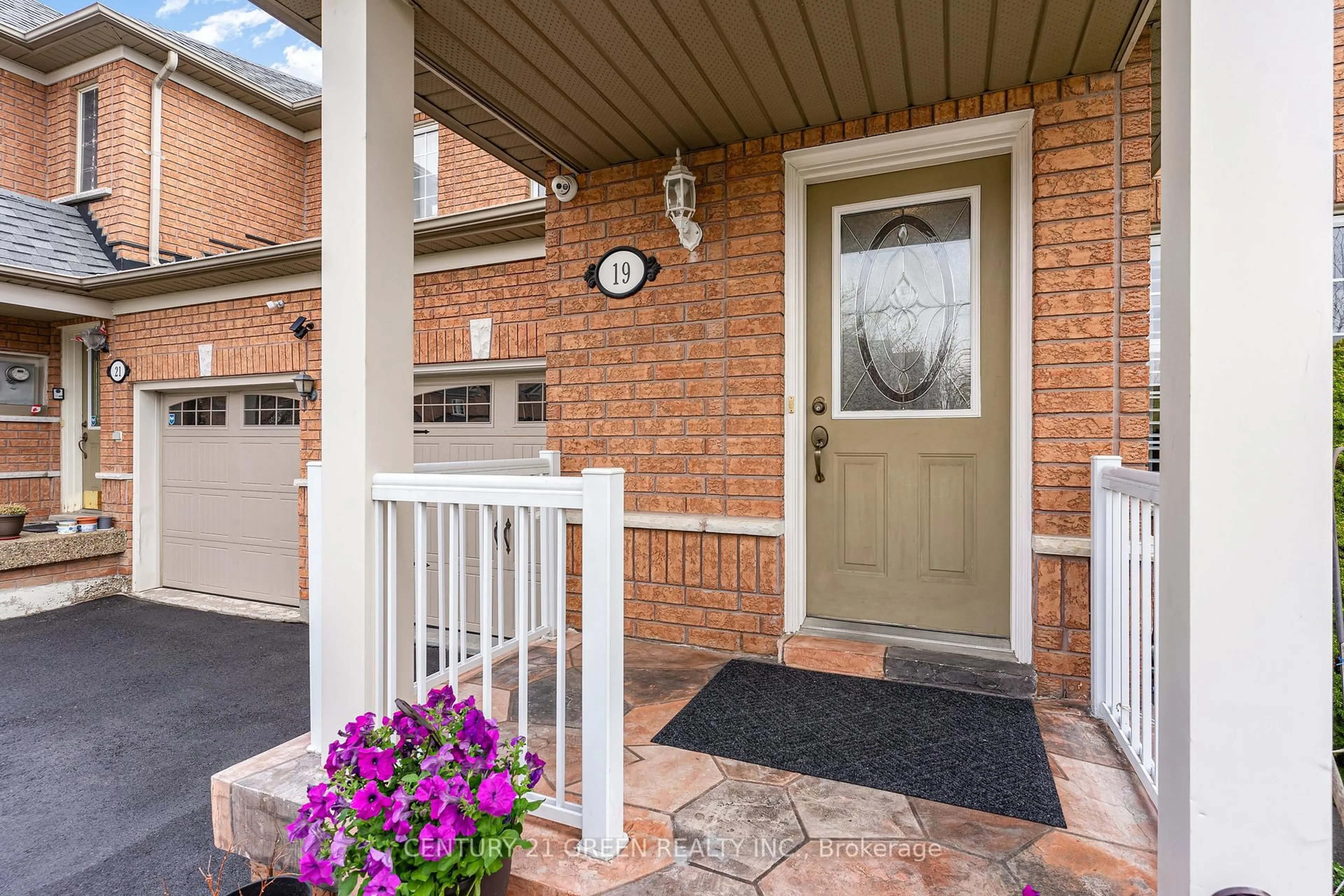 Indoor entryway for 19 Fairway Crt, Brampton Ontario L6Z 4W4