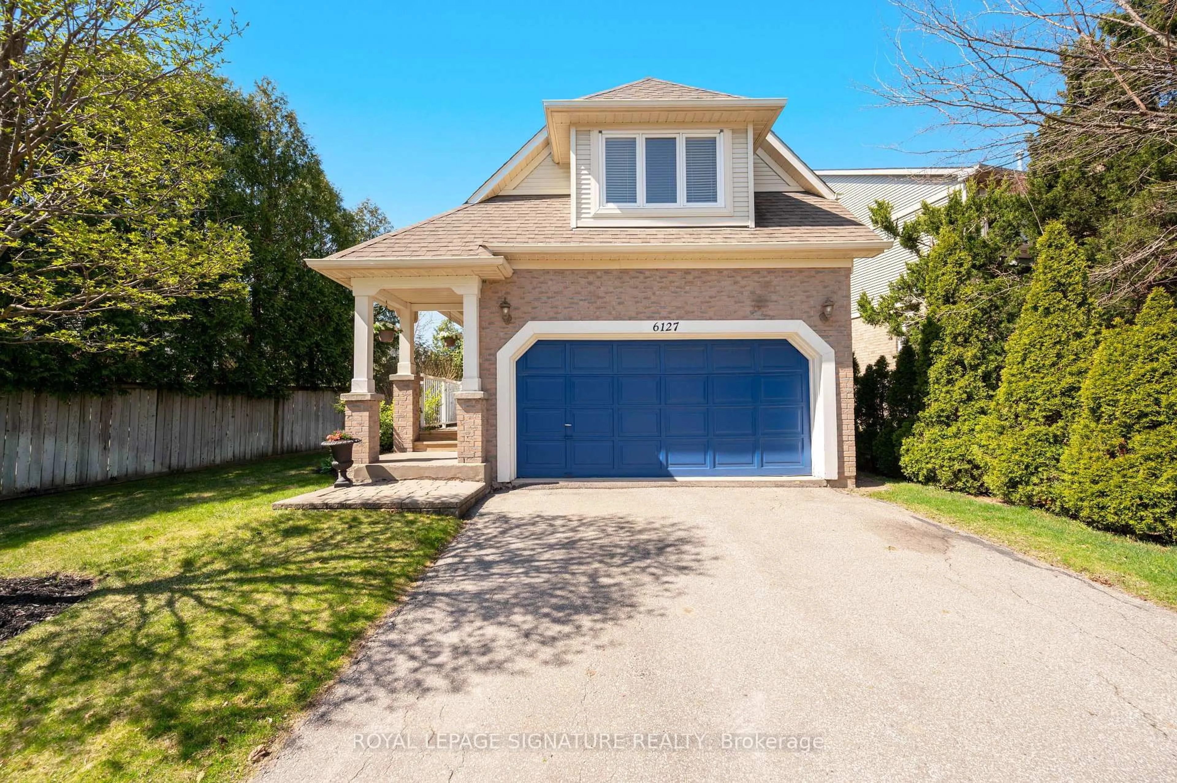 Home with vinyl exterior material, street for 6127 Leeside Cres, Mississauga Ontario L5M 5K7