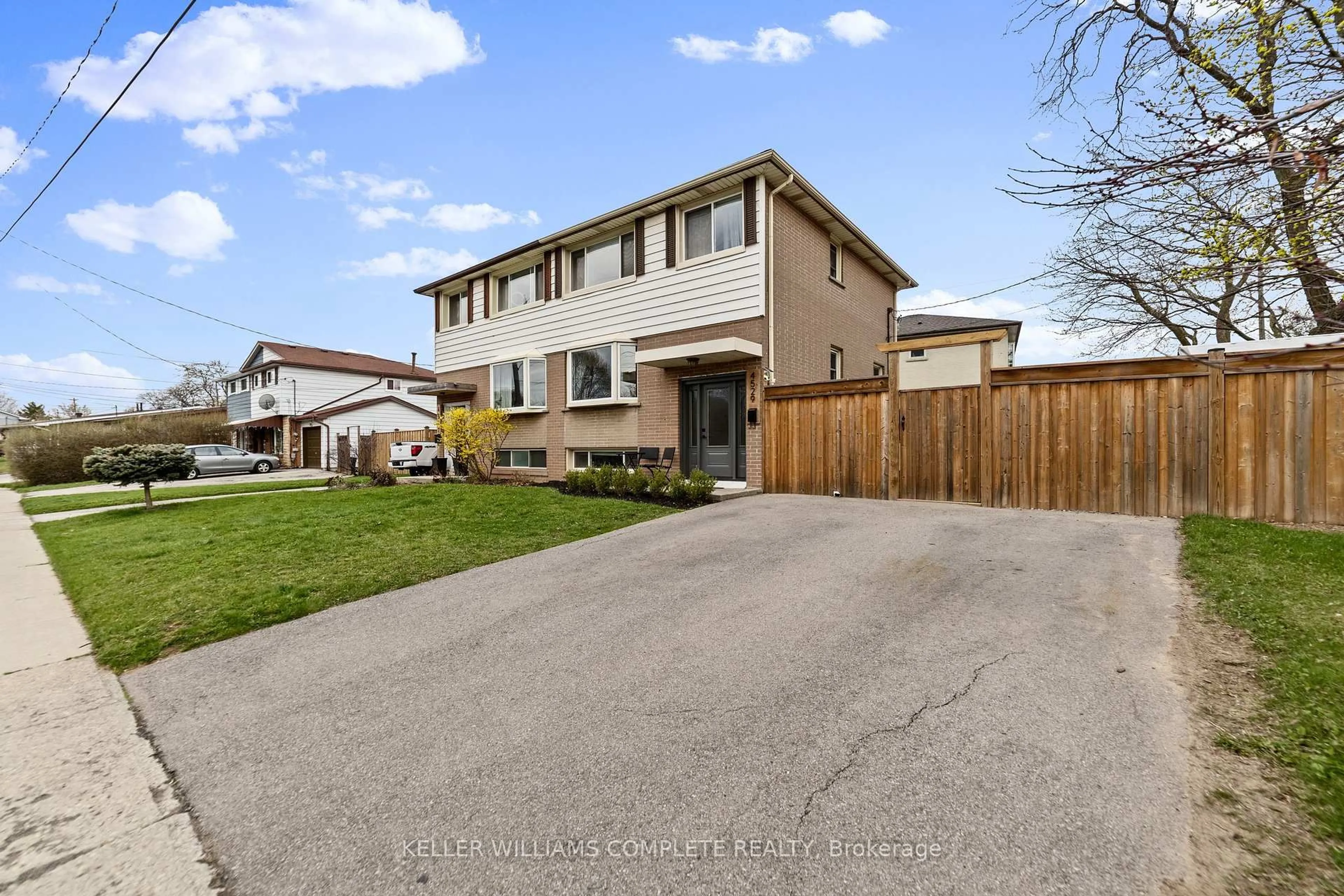 A pic from outside/outdoor area/front of a property/back of a property/a pic from drone, street for 4529 Bennett Rd, Burlington Ontario L7L 1Y5
