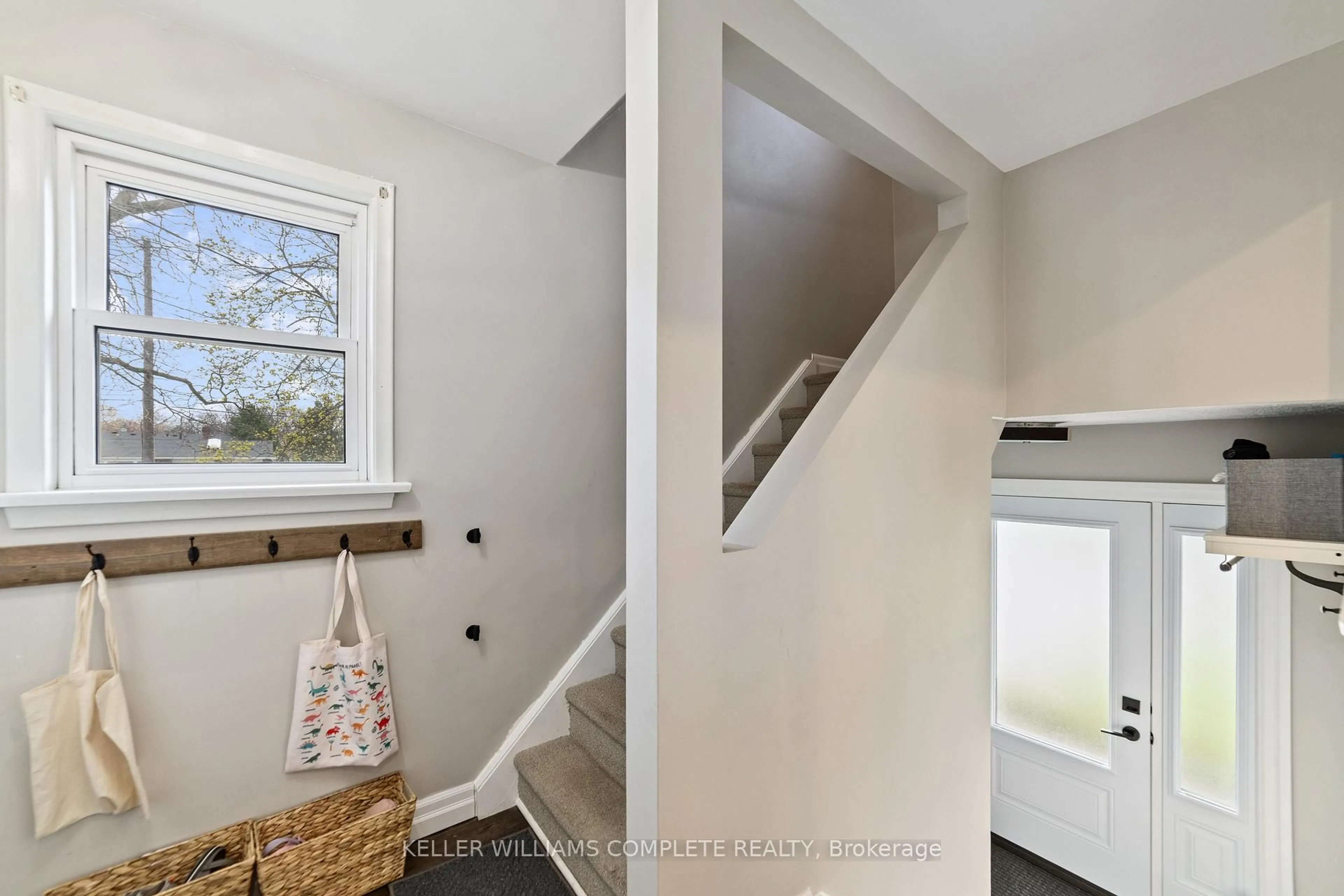 Indoor entryway for 4529 Bennett Rd, Burlington Ontario L7L 1Y5