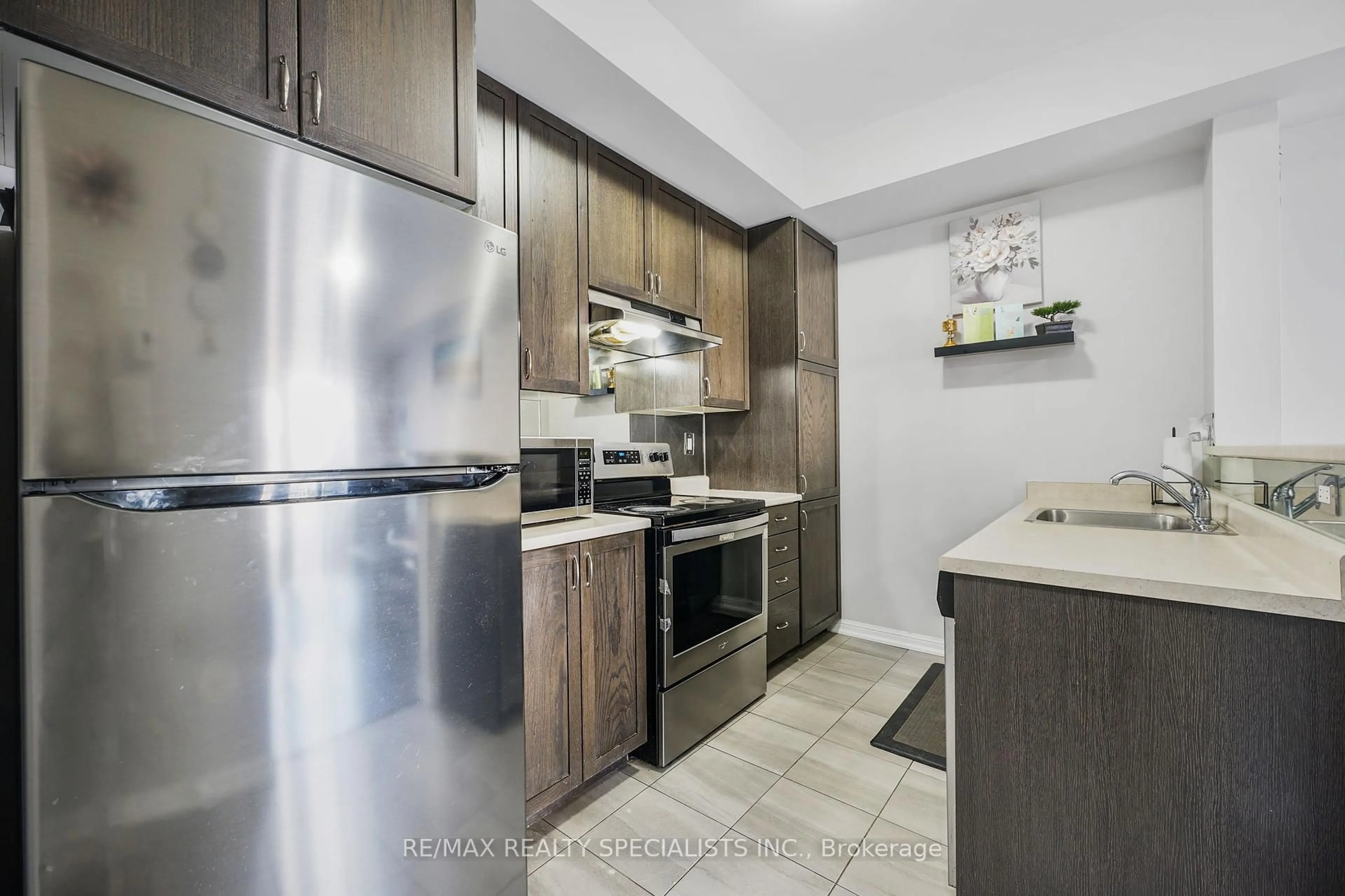Standard kitchen, unknown for 250 Sunny Meadow Blvd #118, Brampton Ontario L7A 0A1