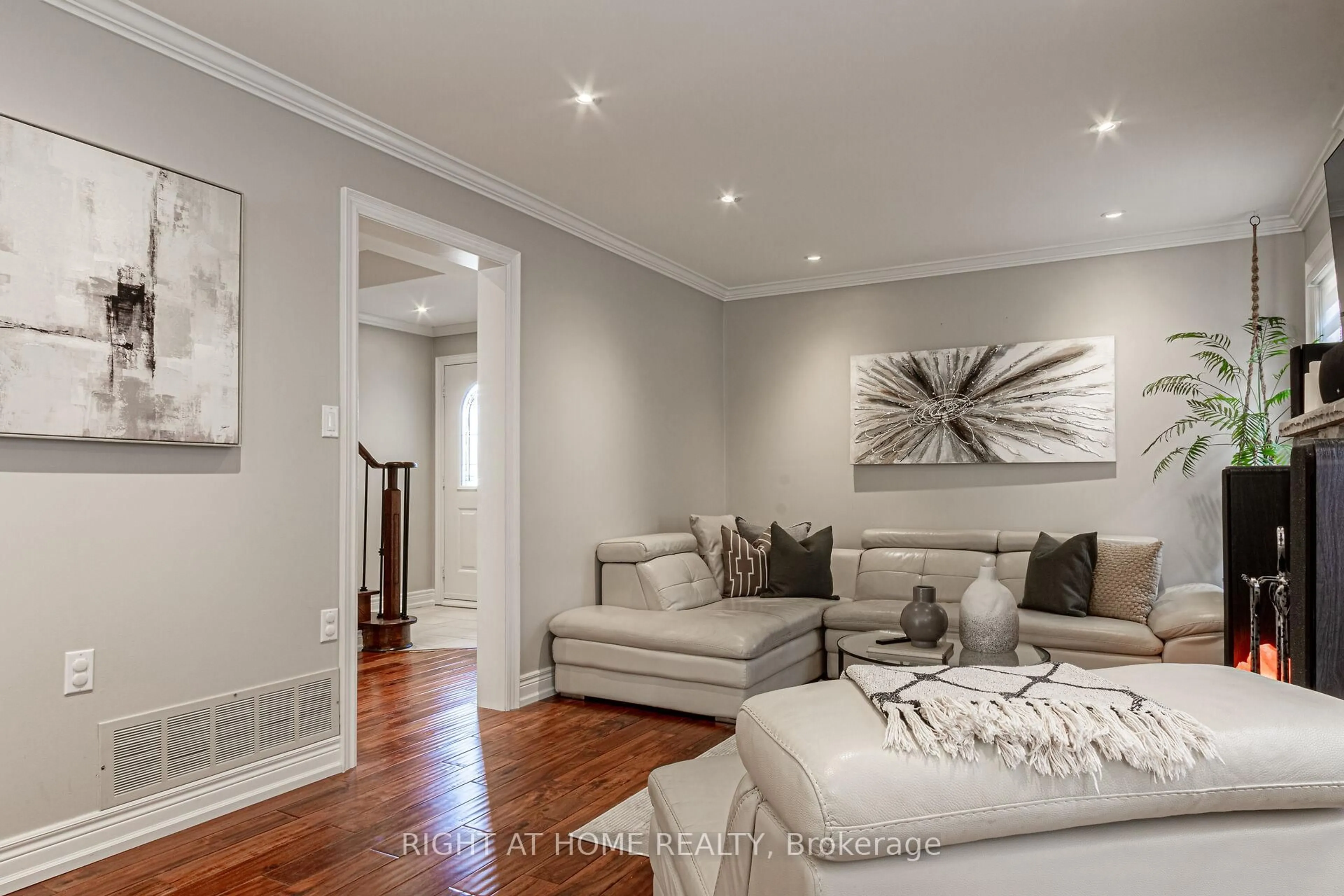 Living room with furniture, wood/laminate floor for 4302 Highgate Cres, Mississauga Ontario L4W 3H2