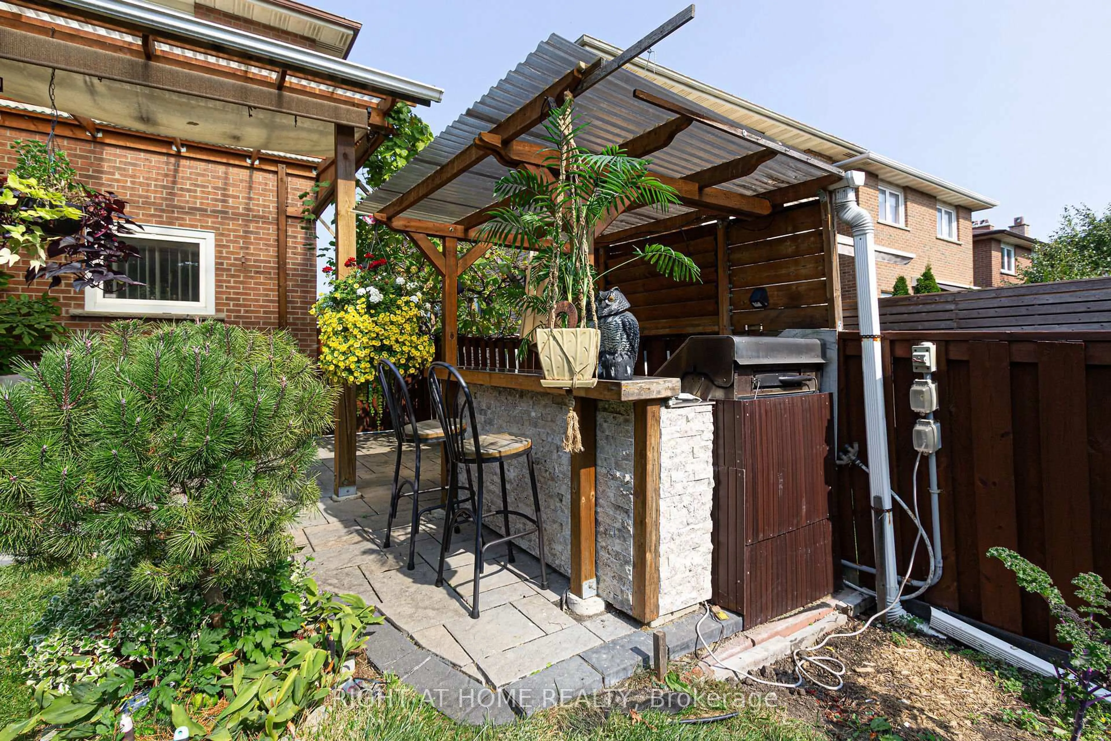 Patio, street for 4302 Highgate Cres, Mississauga Ontario L4W 3H2