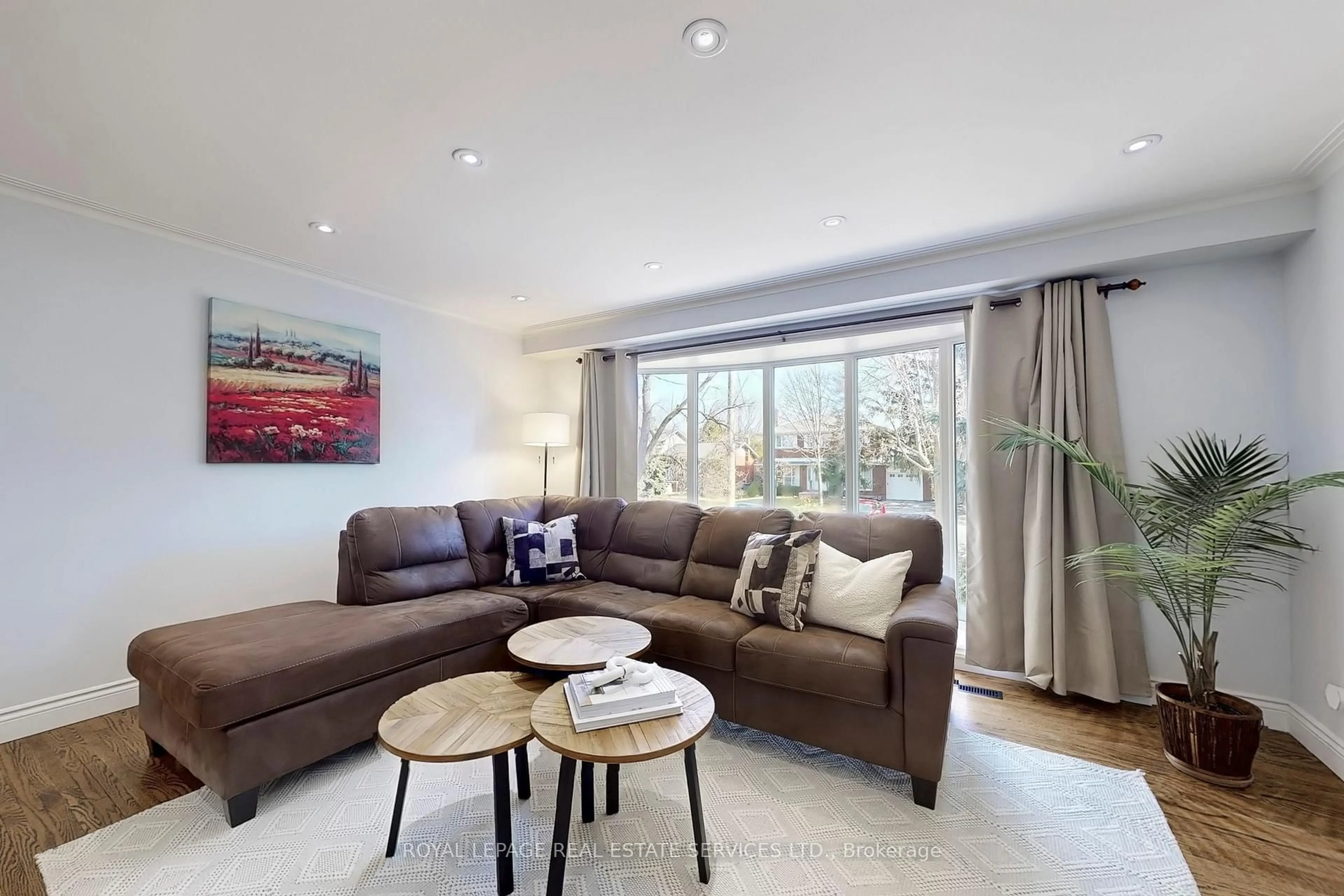 Living room with furniture, wood/laminate floor for 448 Southland Cres, Oakville Ontario L6L 3N8