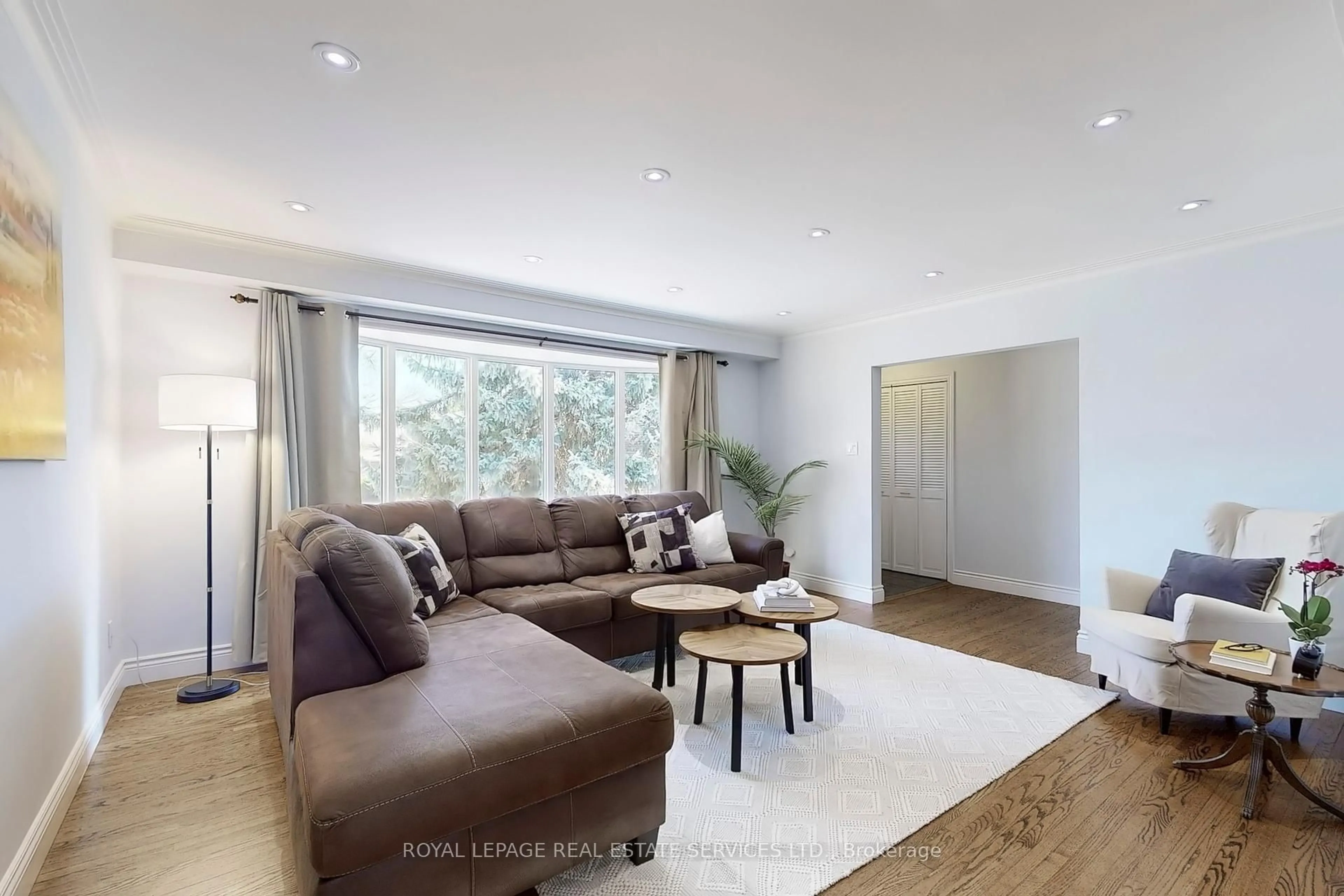 Living room with furniture, wood/laminate floor for 448 Southland Cres, Oakville Ontario L6L 3N8