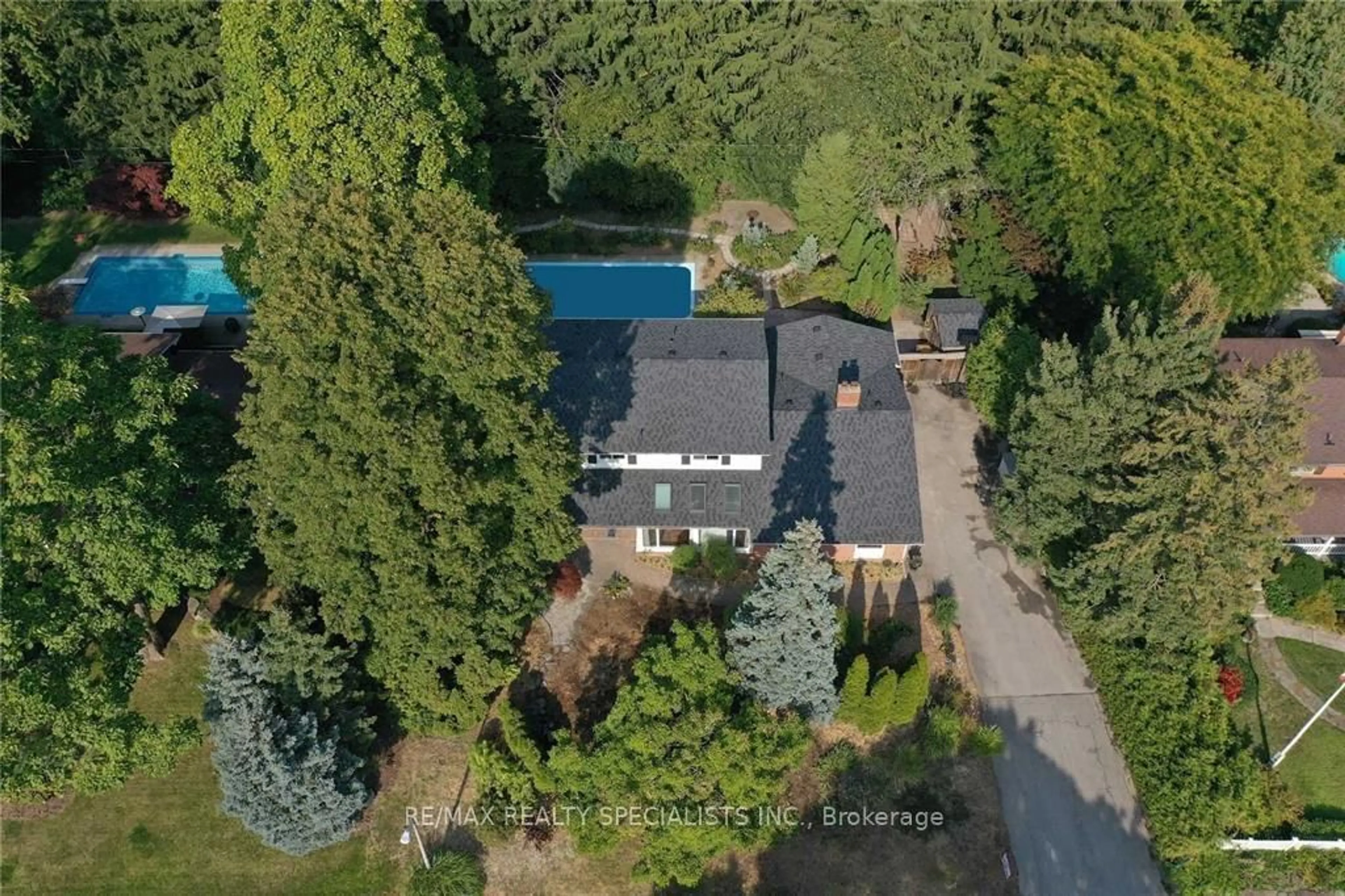 A pic from outside/outdoor area/front of a property/back of a property/a pic from drone, unknown for 145 Wolfdale Ave, Oakville Ontario L6L 4R9