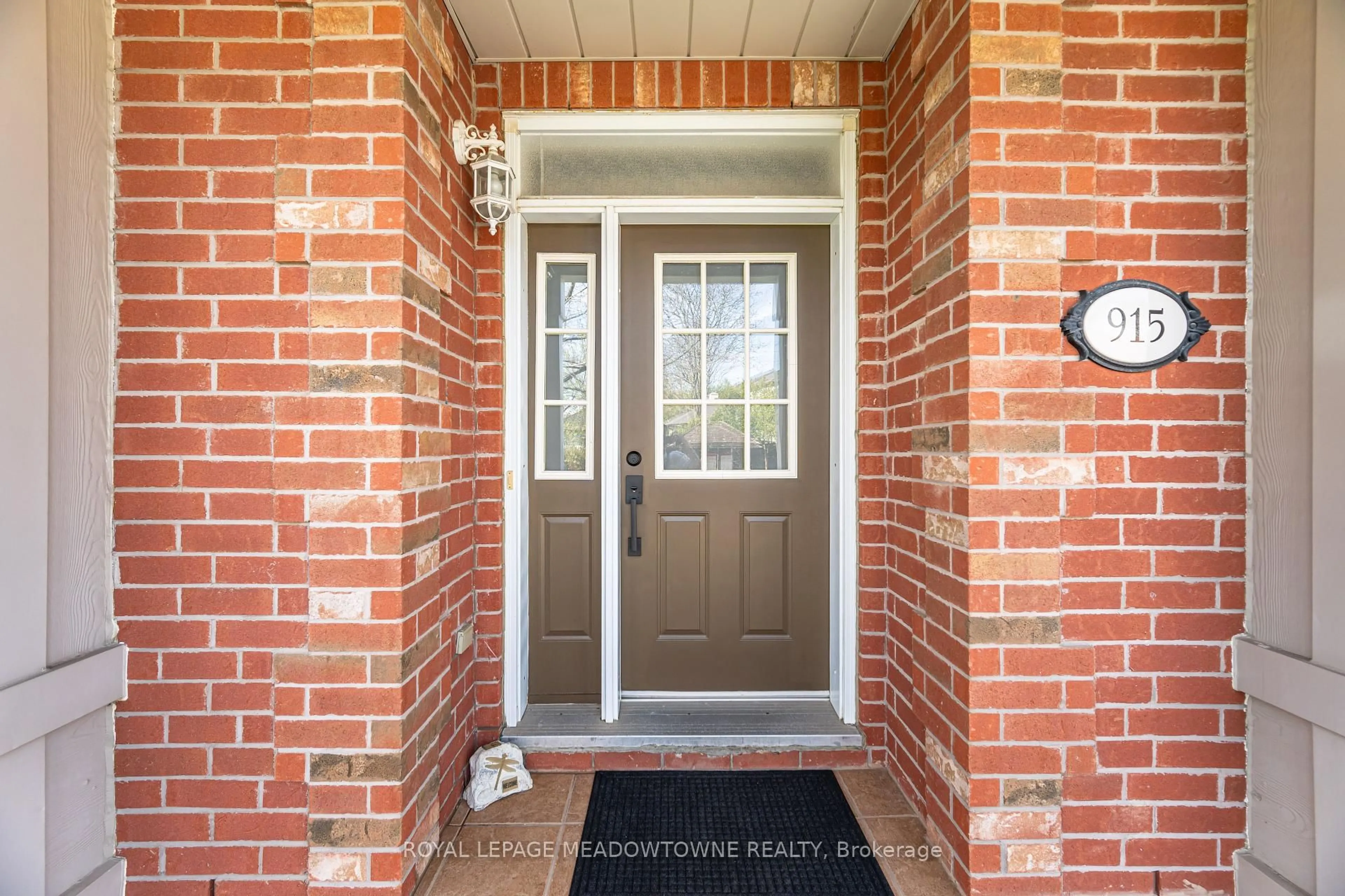 Indoor entryway for 915 Gaslight Way, Mississauga Ontario L5W 1A2